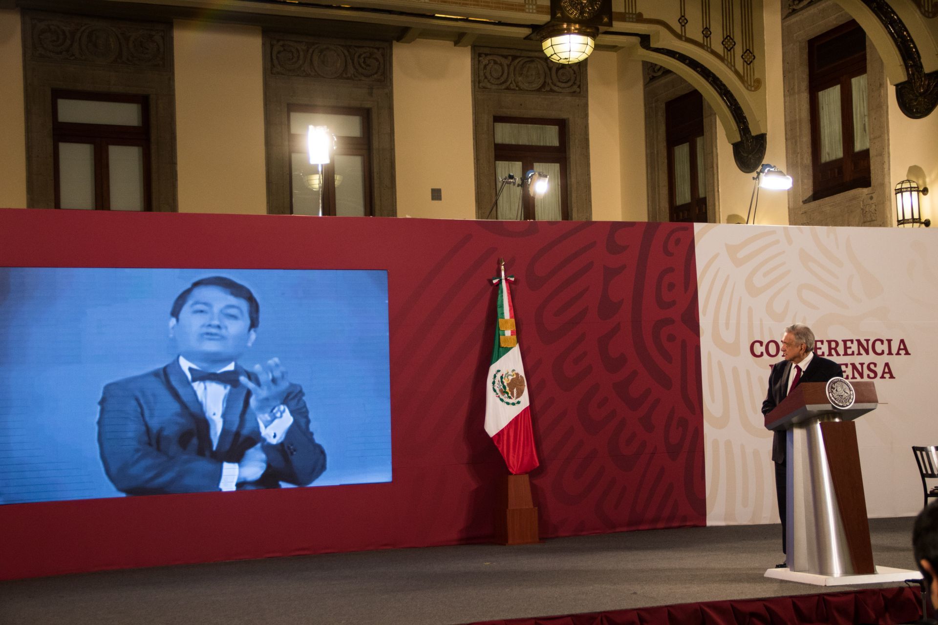 De forma abrupta, Andrés Manuel López Obrador, termino la conferencia de cada mañana con el fallecimiento del compositor yucateco, Armando Manzanero Foto: Cuartoscuro