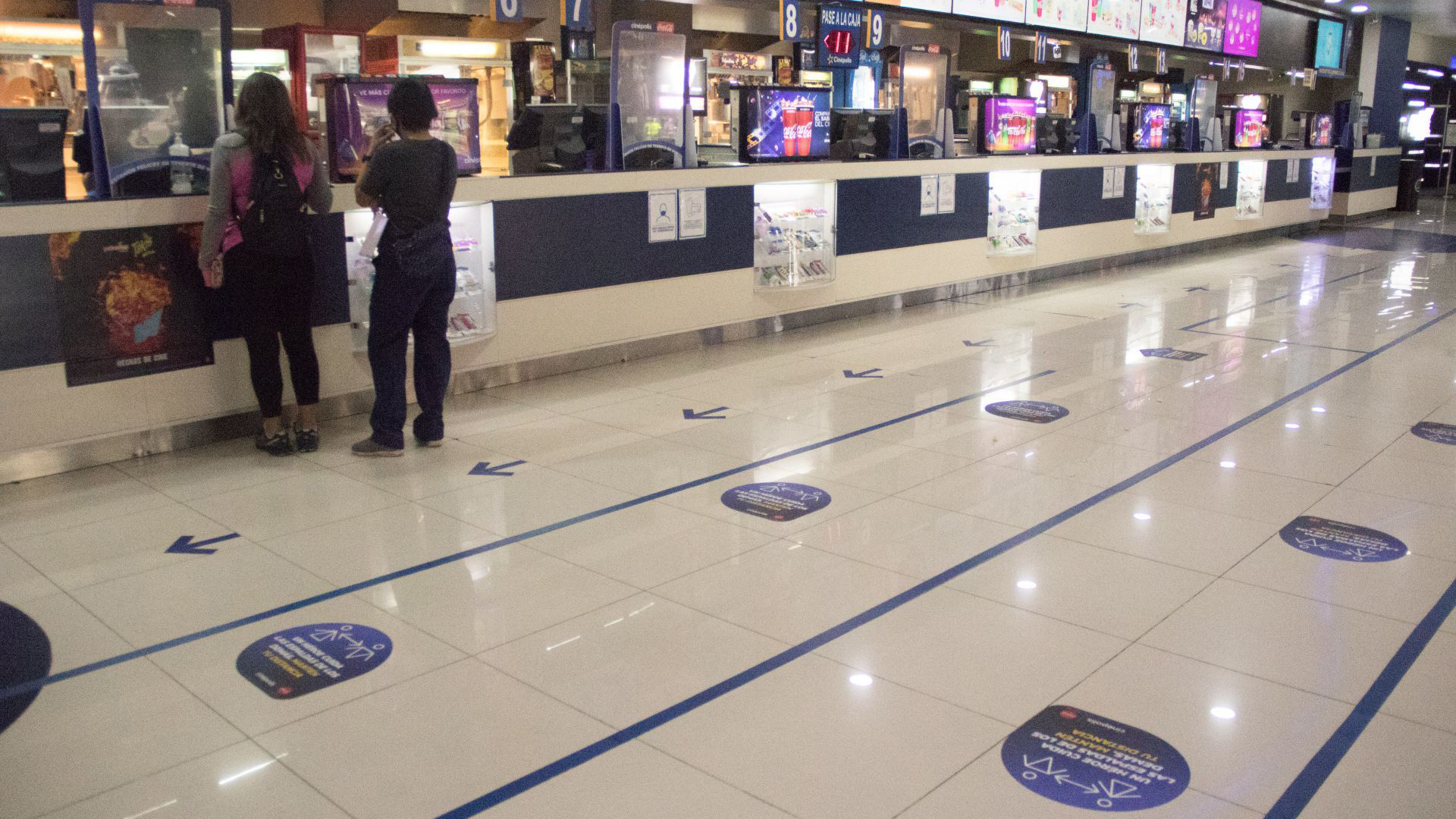 Aunque se fomentarán las compras en línea, las tiendas que abran durante los 12 días deberán garantizar las medidas sanitarias para asistentes y trabajadores (Foto: Cuartoscuro)