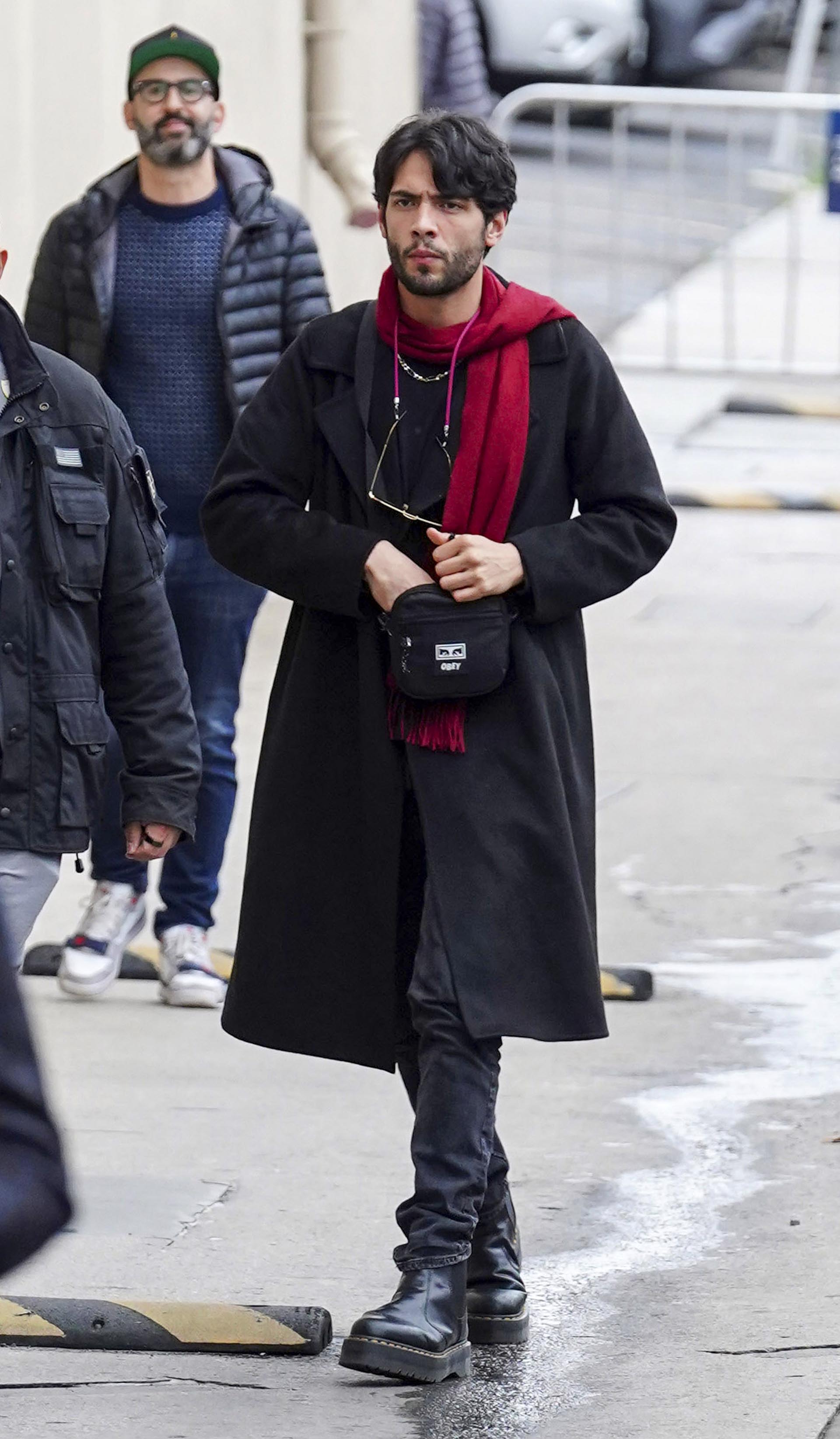 Diego Calva fue fotografiado cuando llegaba como invitado al programa de Jimmy Kimmel en Los Ángeles. El actor mexicano optó por un look total black que combinó con una bufanda color roja