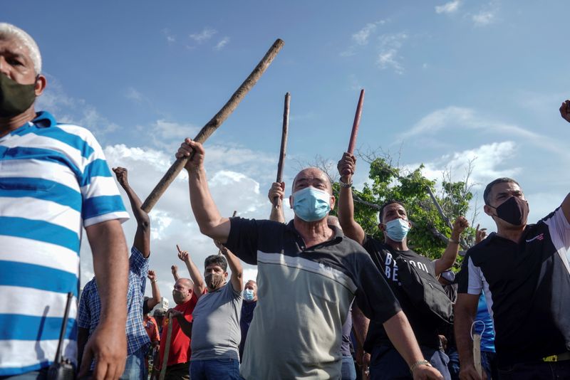 Policías de civil y partidarios del gobierno reaccionan durante las protestas (REUTERS/Alexandre Meneghini)