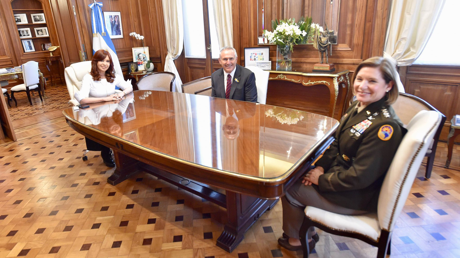 Durante su estadía en Buenos Aires, la jefa del Comando Sur mantuvo una reunión con la vicepresidenta, Cristina Fernández de Kirchner. (Prensa Embajada) 