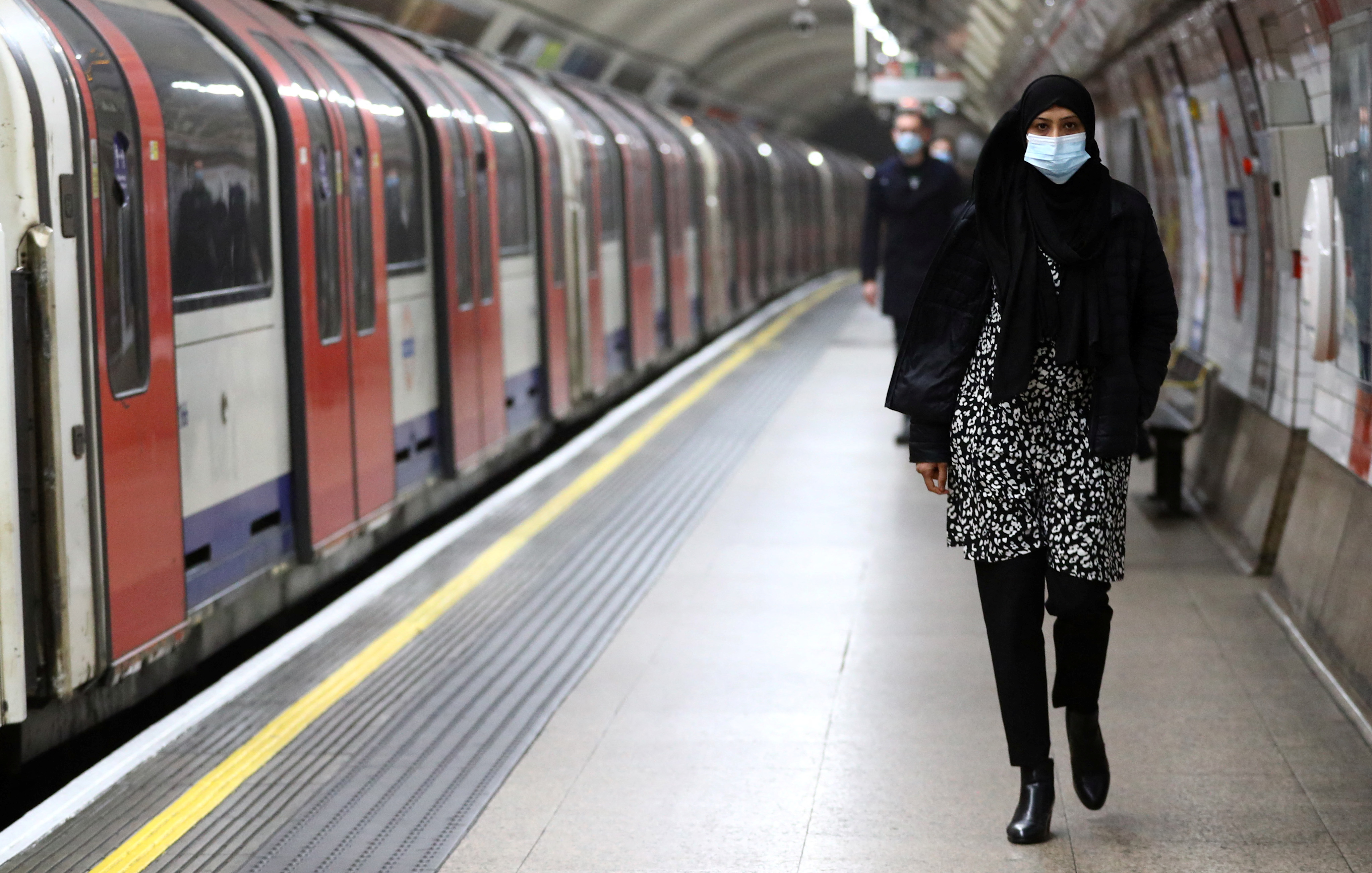 Pasajeros caminan por un andén del metro de Londres, mientras continúa la propagación de la enfermedad del coronavirus (COVID-19) en Londres, Gran Bretaña, el 21 de diciembre de 2021. REUTERS/Hannah McKay 
