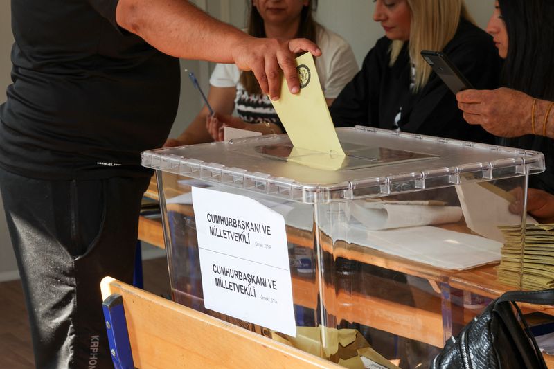Turquía se prepara para una segunda vuelta entre Kilicdaroglu y Erdogan mientras el Consejo Electoral mantiene el suspenso
