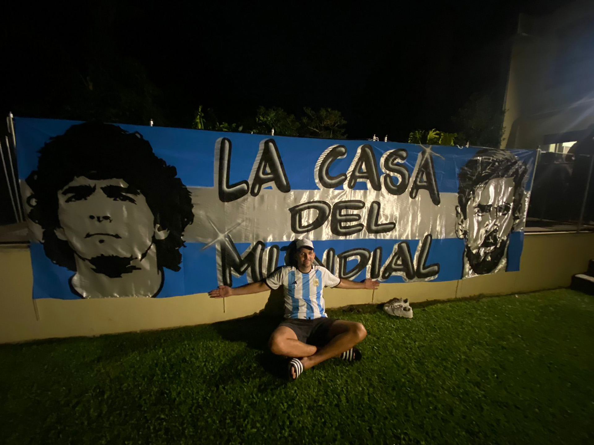 Tienen una icónica bandera con las caras de Lionel Messi y Diego Maradona. (Instagram: @lacasadelmundial2022)