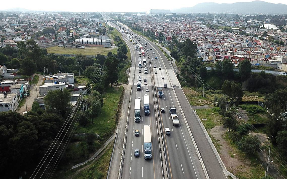 Volcadura en la autopista México-Puebla causó reducción de carriles en el regreso del puente vacacional