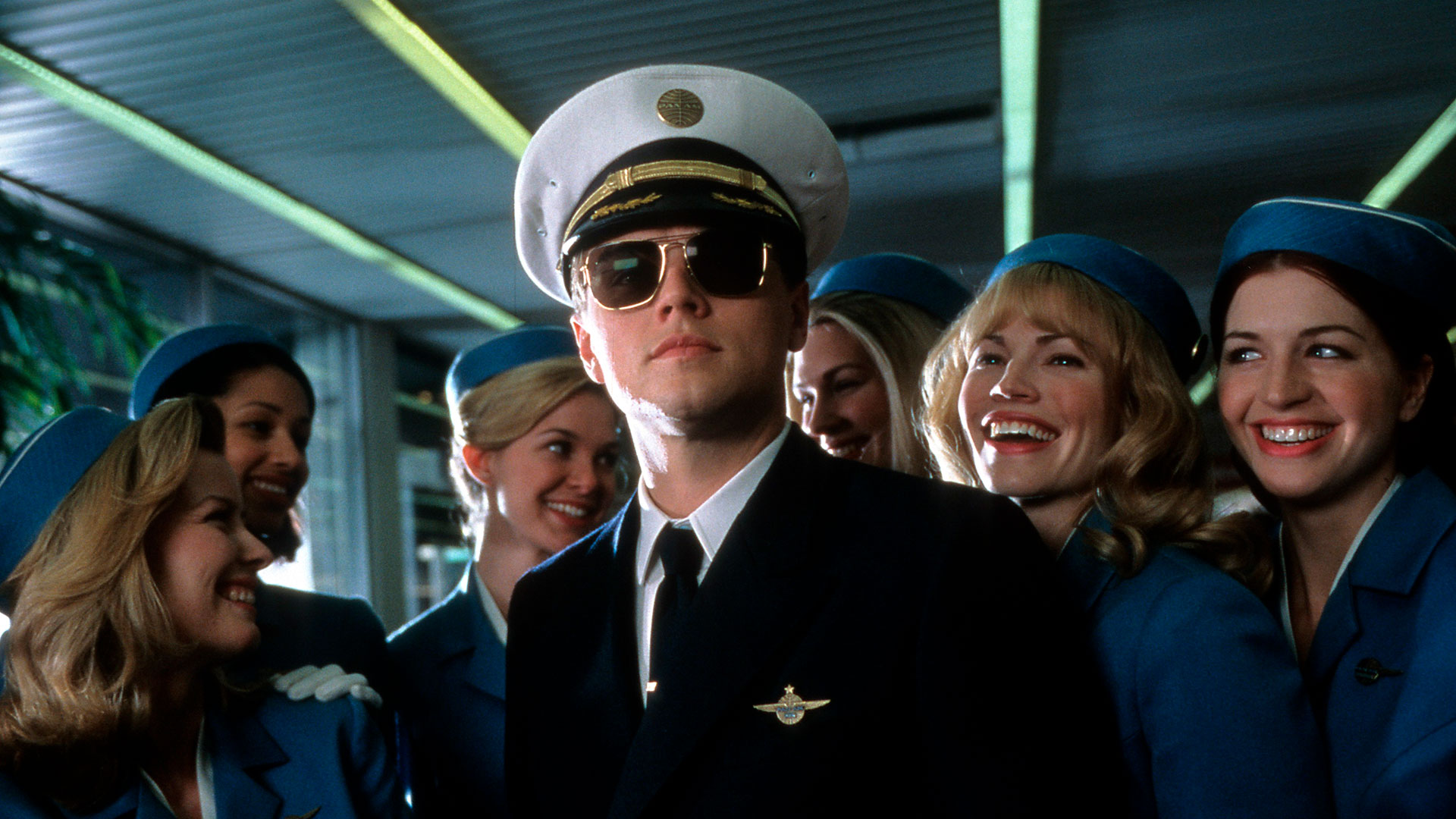 Leonardo di Caprio, como Frank Abagnale, un falso piloto que durante dos años engañó a la compañía y hoy es consultor del FBI