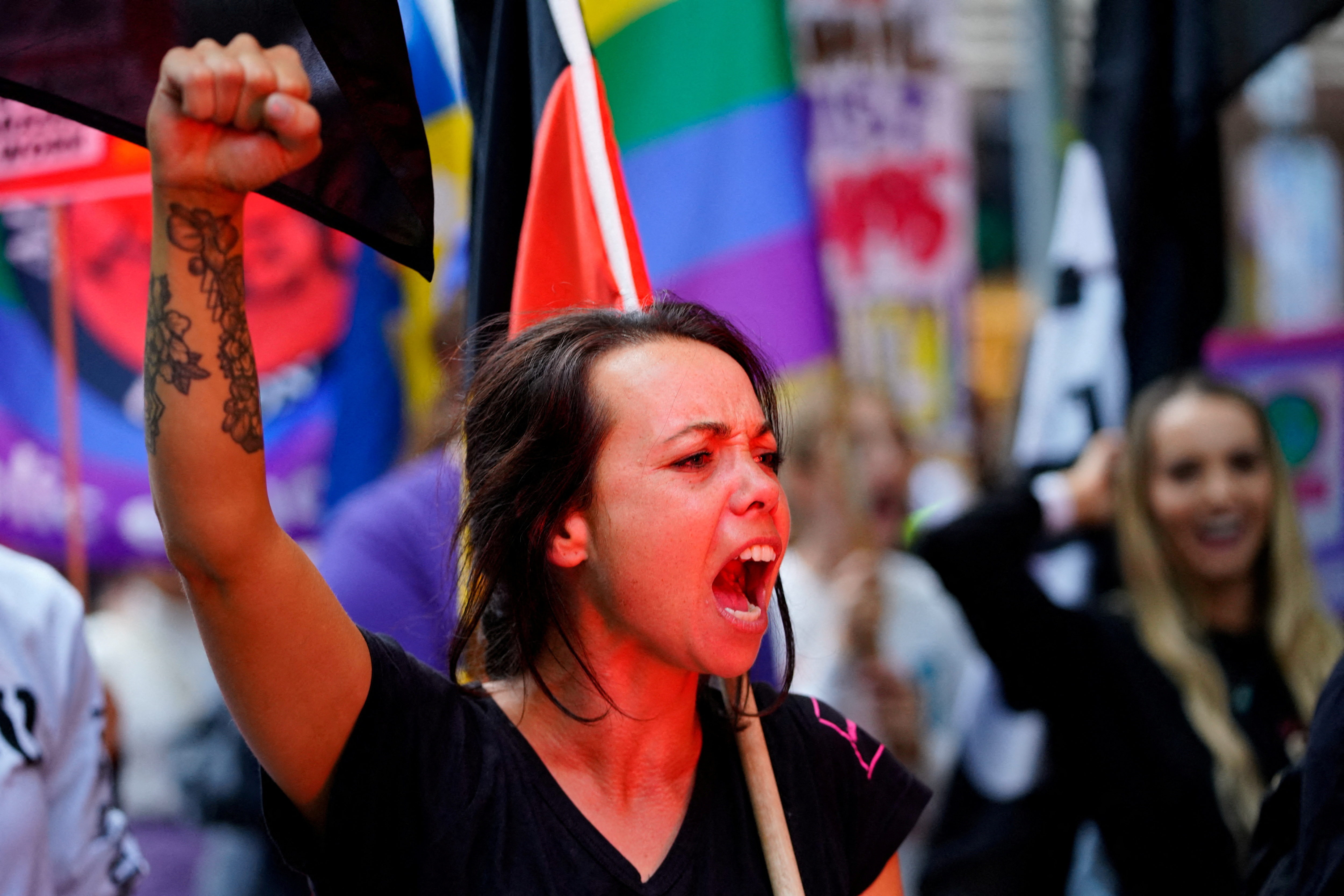Un manifestante grita consignas en una manifestación del Día Internacional de la Mujer, en Melbourne, Australia.
