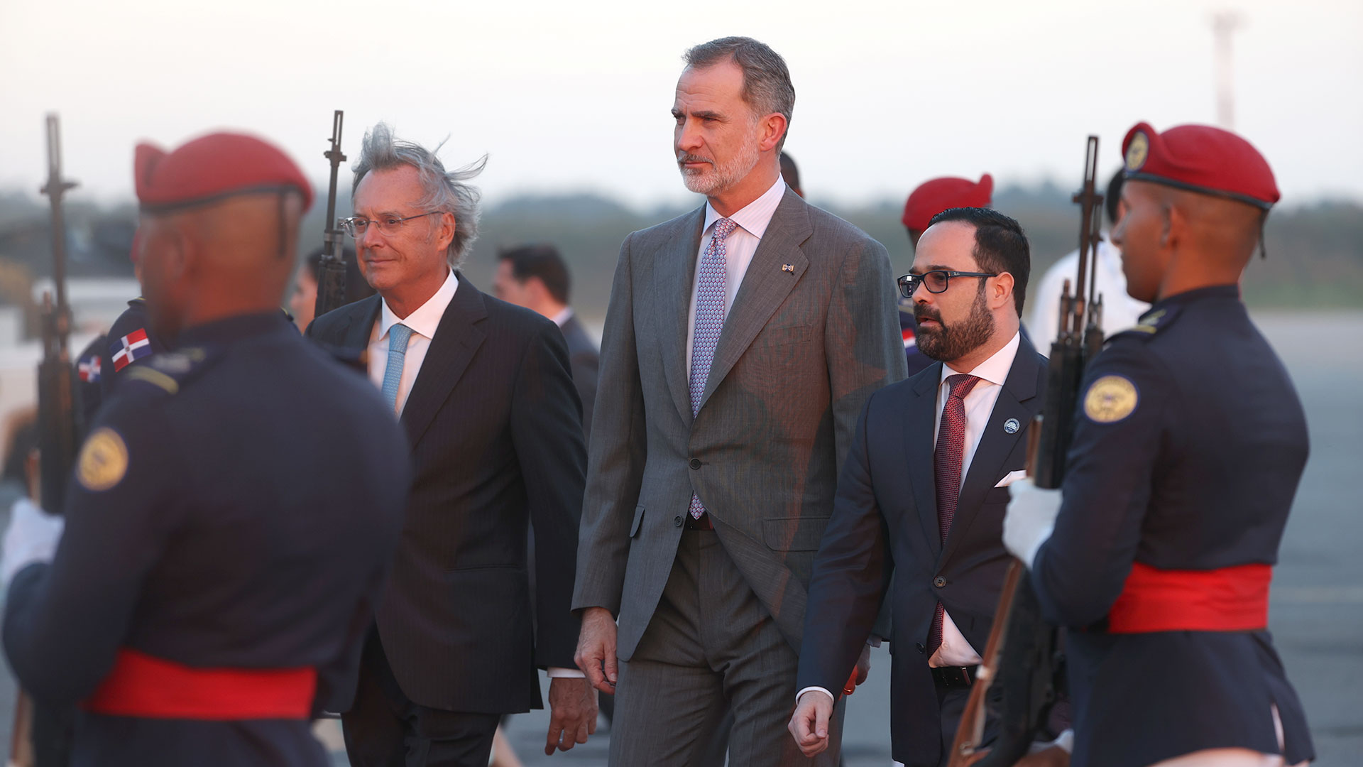 El Rey de España, Felipe VI, fue recibido por el embajador de España en República Dominicana, Antonio Pérez-Hernández y Torra, en el aeropuerto internacional de Las Américas, en Santo Domingo (EFE/Orlando Barría)