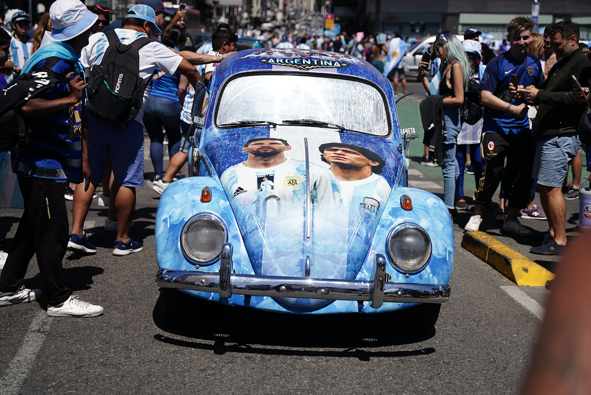 El Mundial da para cualquier locura, como plotear el auto con Messi y Maradona (Crédito: Franco Fafasuli)