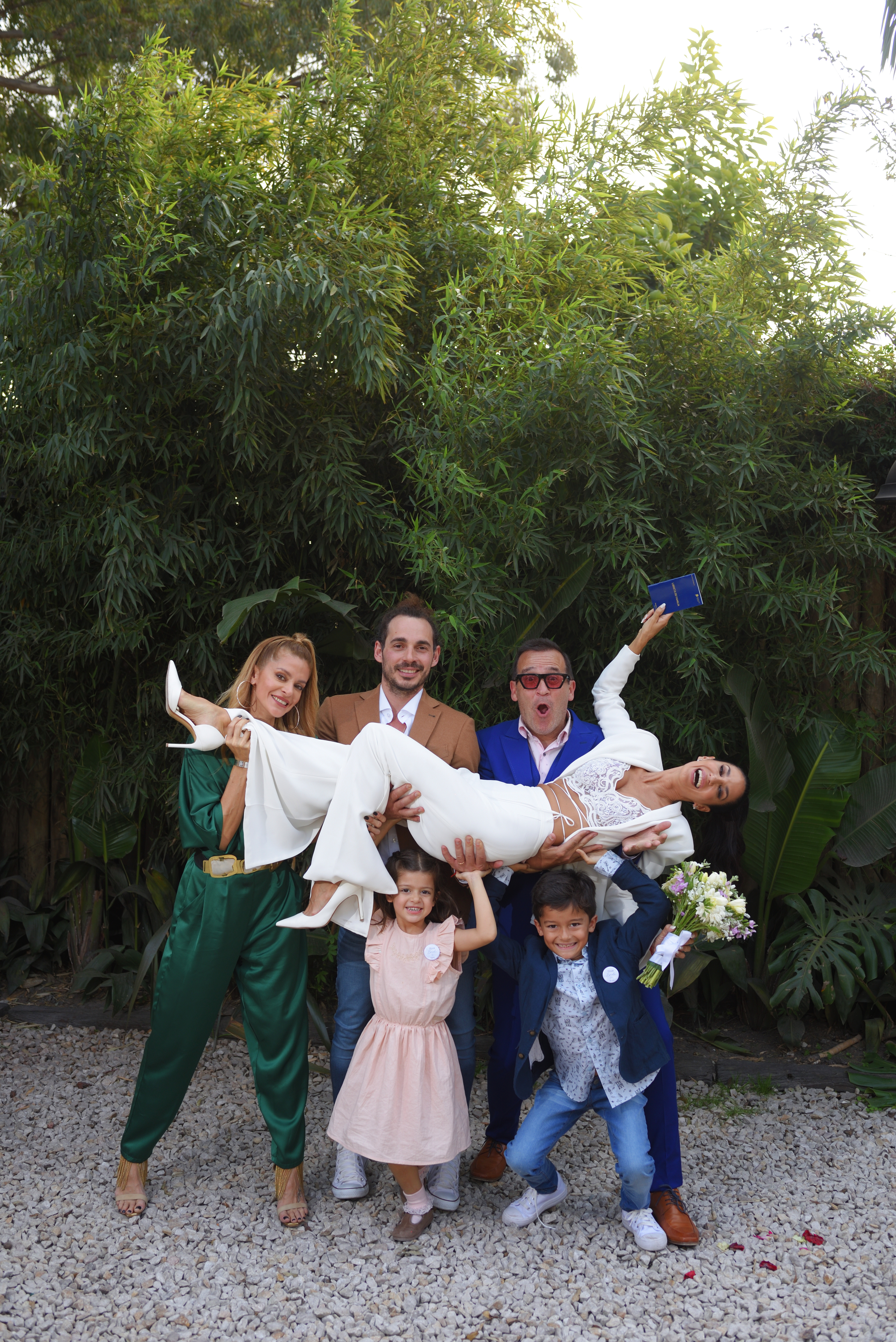 Silvina y Federico con Vanina Escudero, Álvaro Navia y sus hijos (FOTOS: RS Fotos)