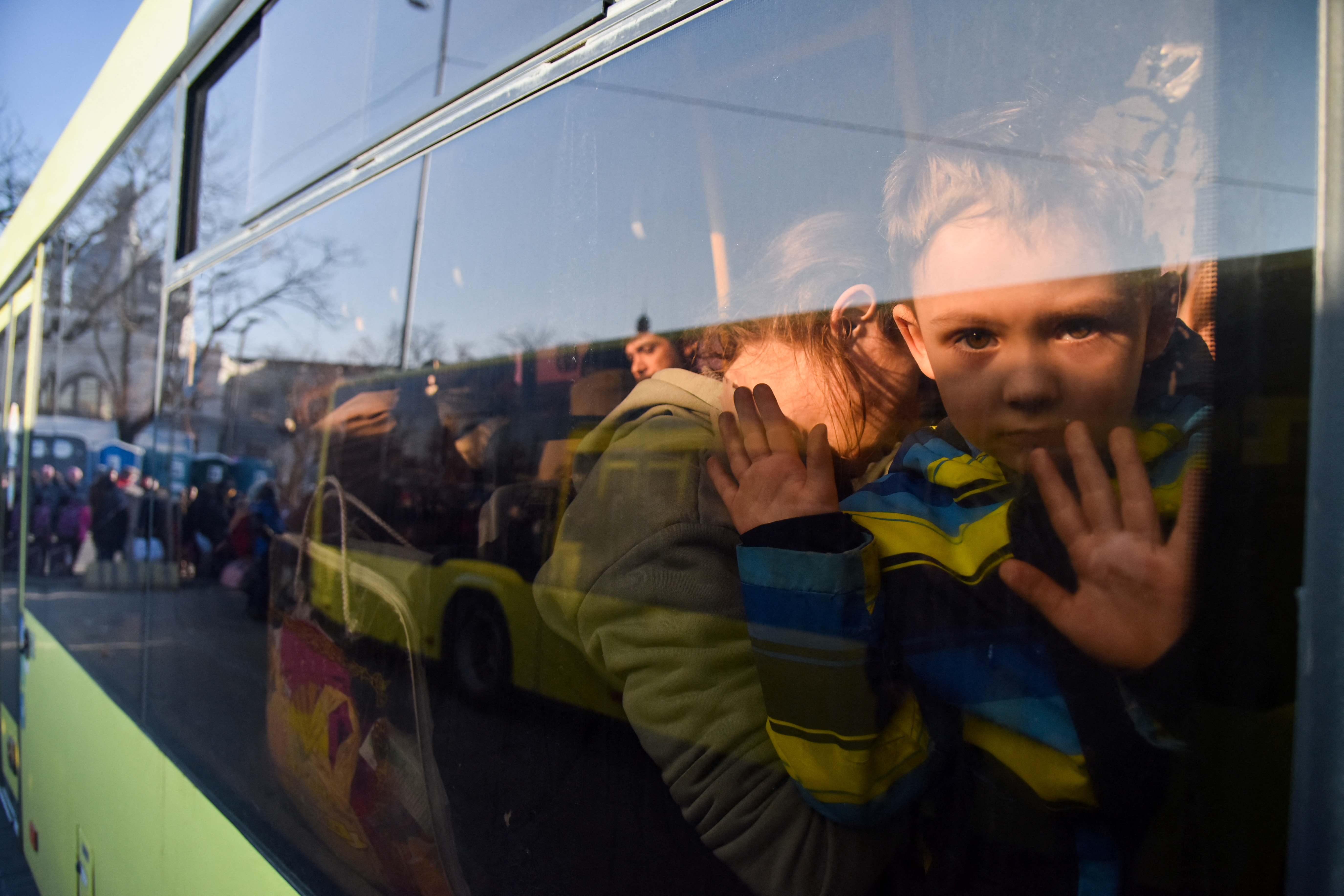 Un colectivo con niños refugiados huyen de la invasión rusa en Lviv, Ucrania (REUTERS)