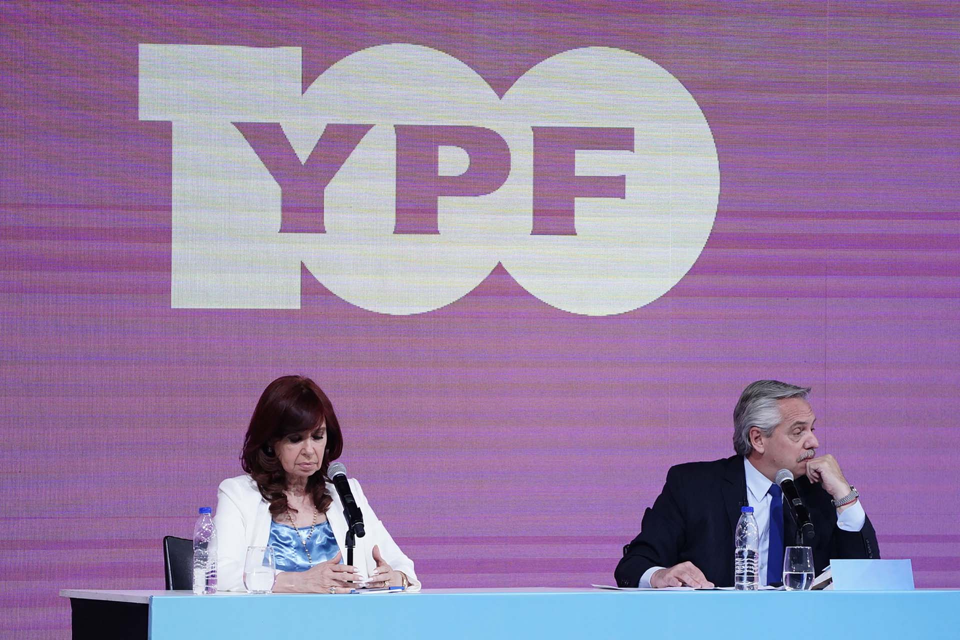 Cristina Kirchner y Alberto Fernández durante el acto por los 100 años de YPF (Franco Fafasuli)