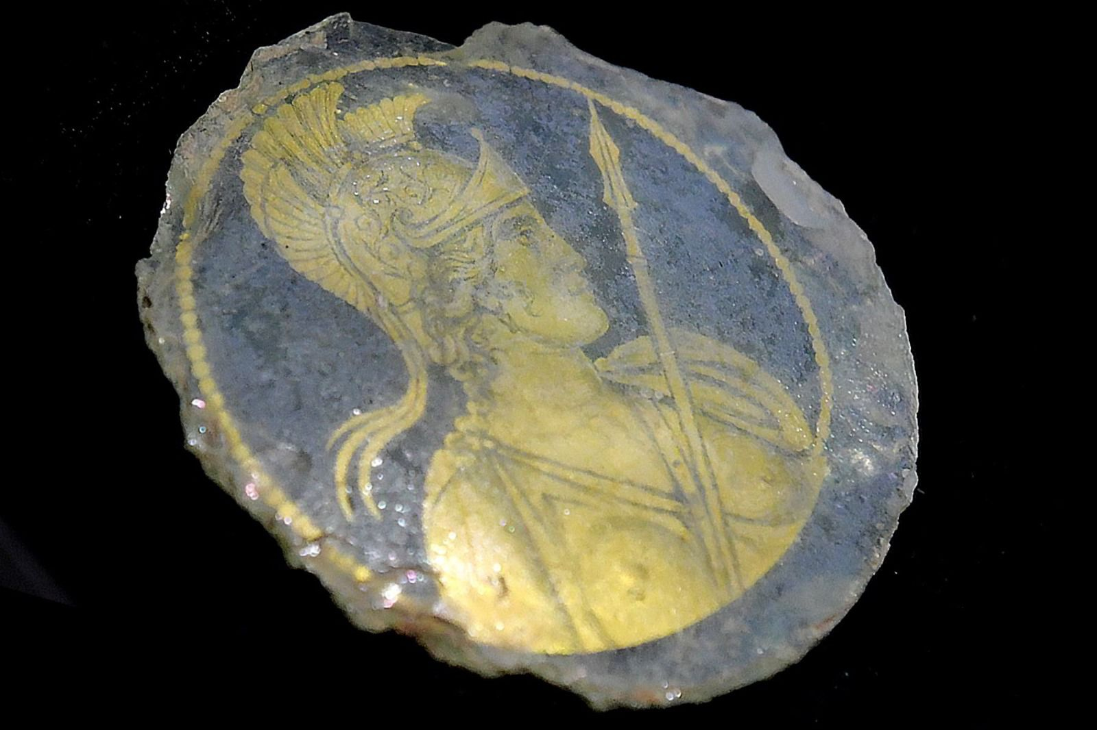 Sorpresa en Italia: obreros que trabajaban en la obra del metro hallaron un vidrio con la diosa Roma que data del siglo IV (EFE)