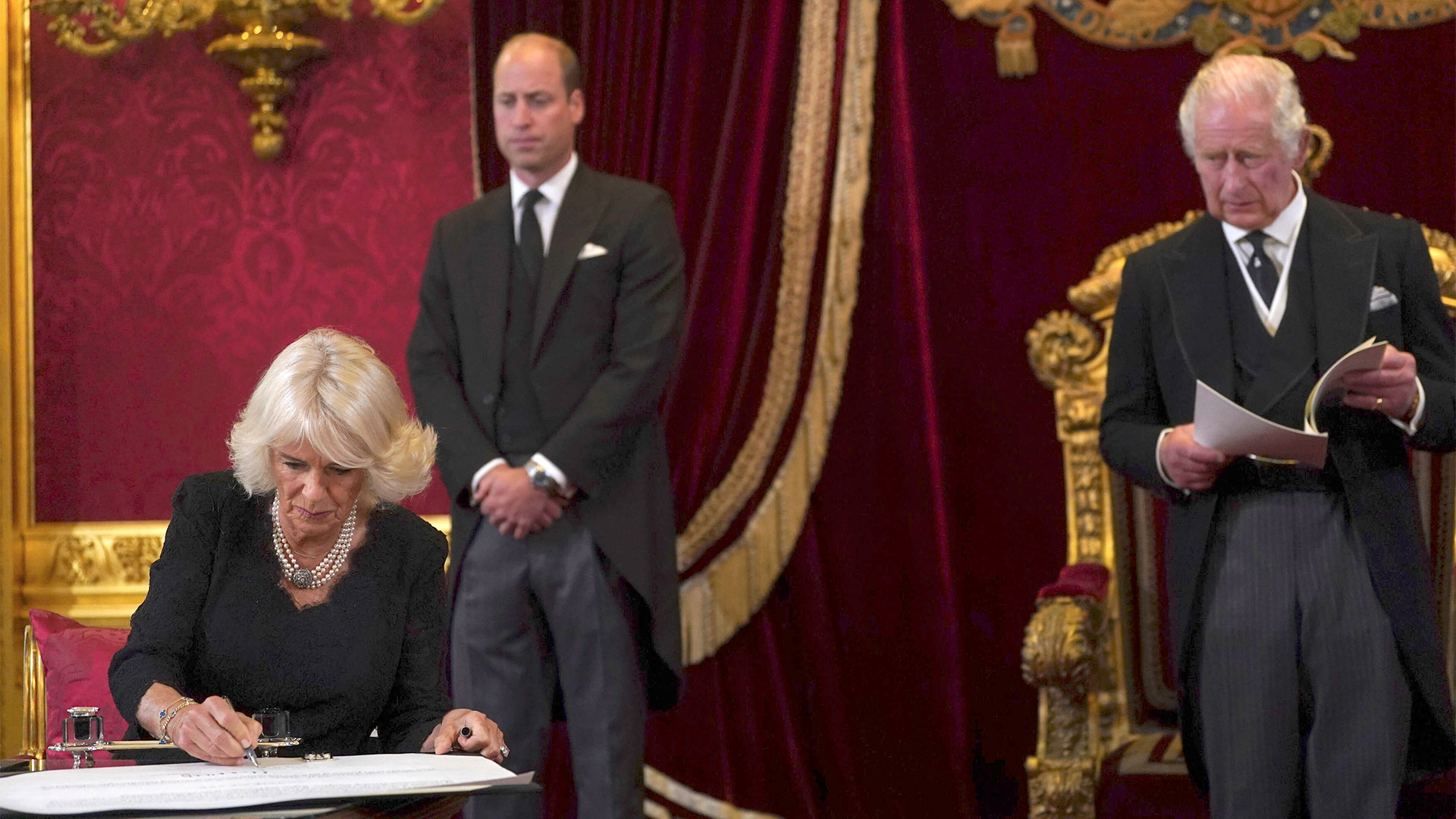 Camilla, la Reina Consorte, firma el juramento de mantener la seguridad de la Iglesia en Escocia durante el Consejo de Adhesión en St James's Palace Queen el 10 de septiembre de 2022, cuando su esposo, el rey Carlos III, fue proclamado monarca (Victoria Jones/Pool Photo via AP)