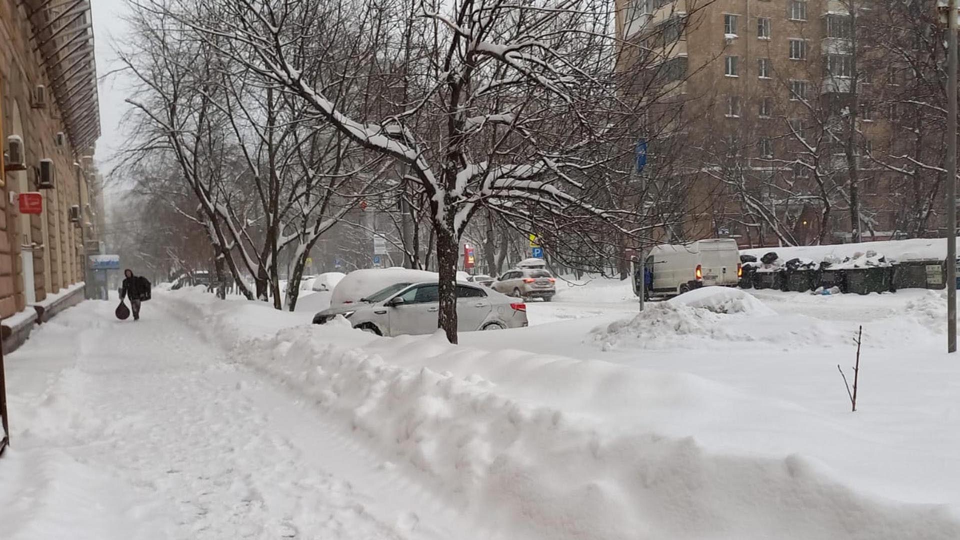 La capital rusa, Moscú, amaneció hoy sepultada por más de 30 centímetros de nieve en la mayor nevada del siglo XXI, según informaron los servicios meteorológicos. El grosor del manto de nieve que cubre la ciudad ha aumentado en las últimas 24 horas en un 43 % desde los 23 hasta los 33 centímetros

