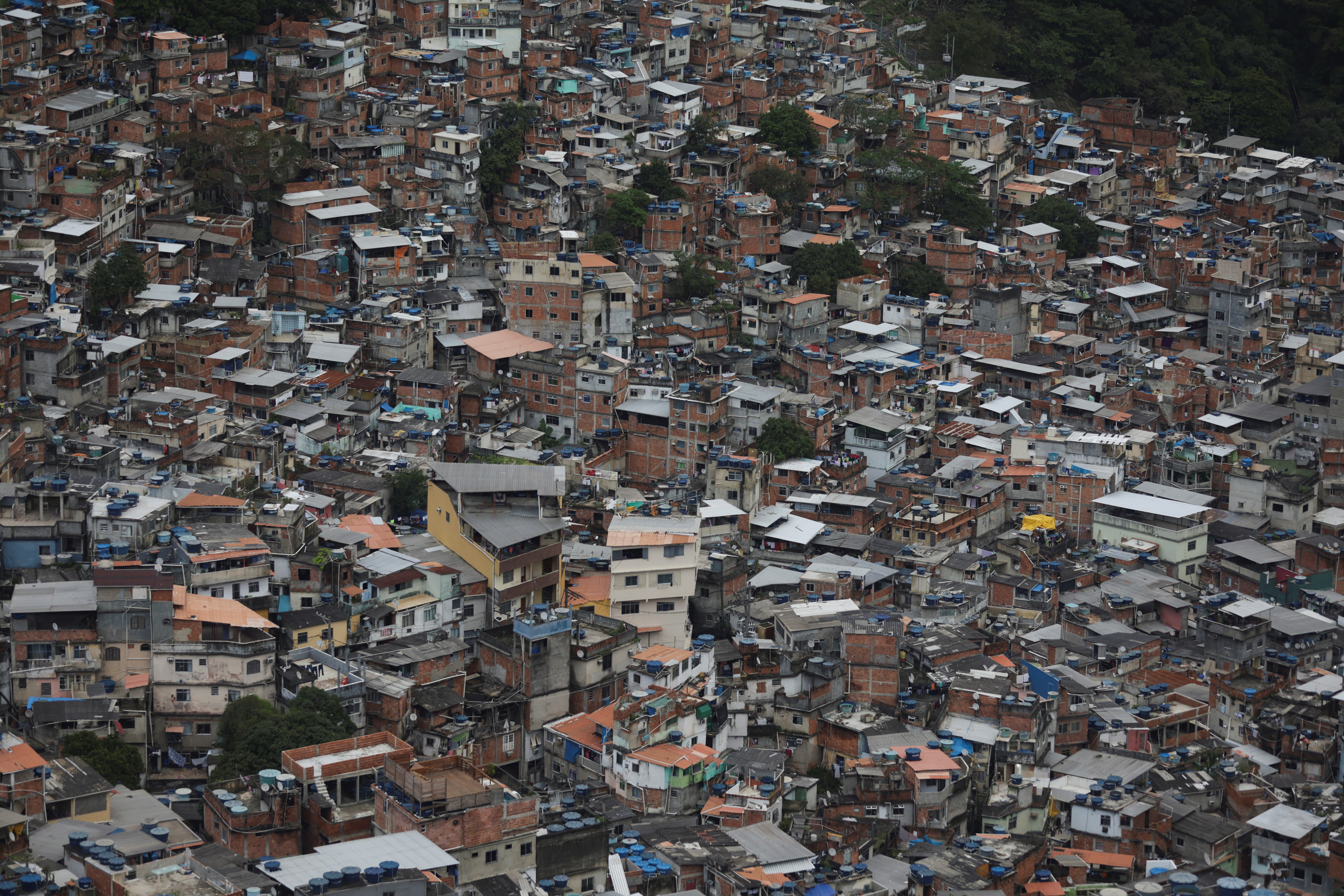 Una vista general de la favela de Rocinha el día antes de las elecciones presidenciales de Brasil, en Río de Janeiro, Brasil, el 1 de octubre de 2022 (REUTERS/Pilar Olivares)