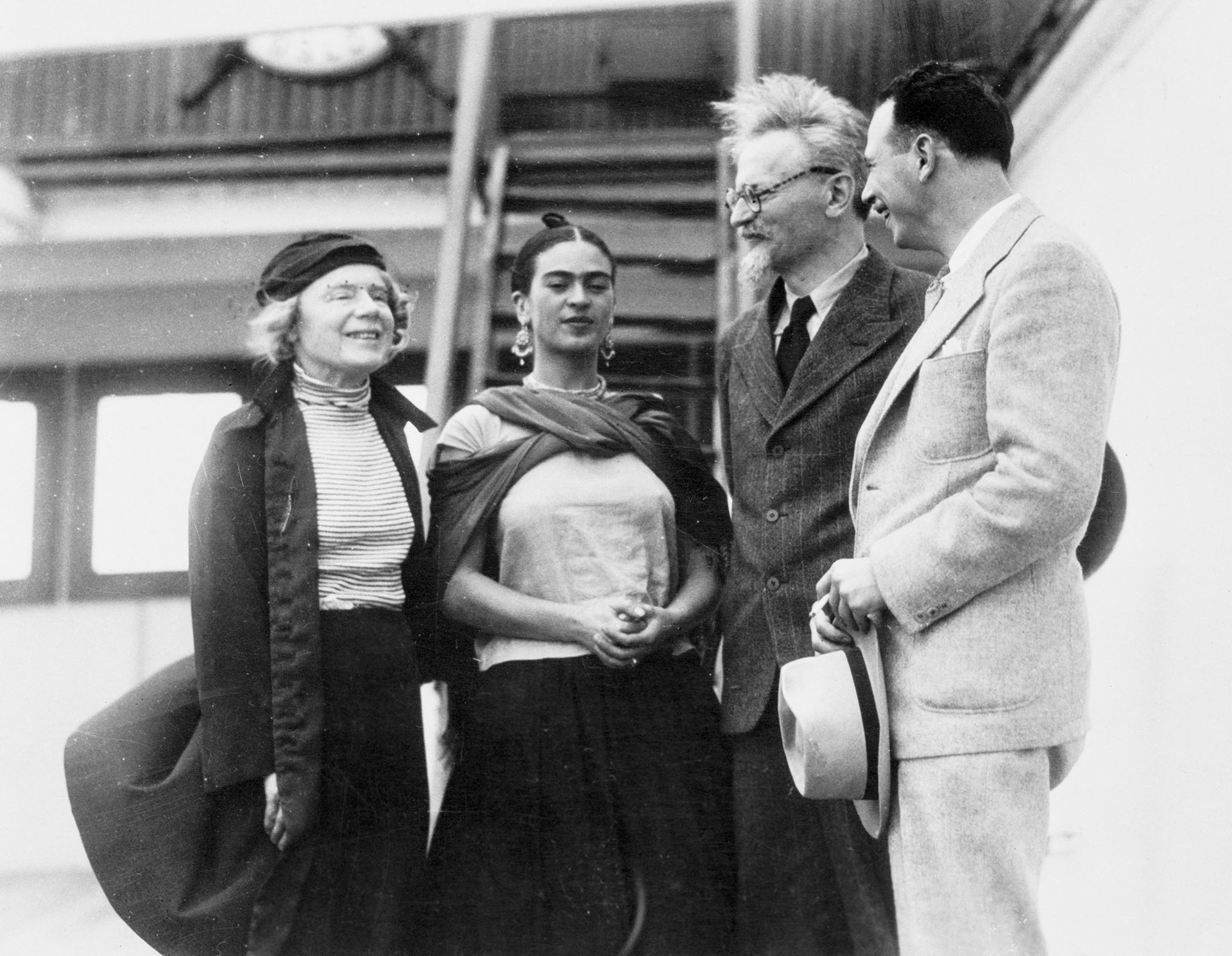 Trotsky, recién arribado a México junto a su esposa. Lo recibieron Frida Kahlo y Schachtman, líder del Comité Comunista Estadounidense (Foto: Bettmann/Getty Images)