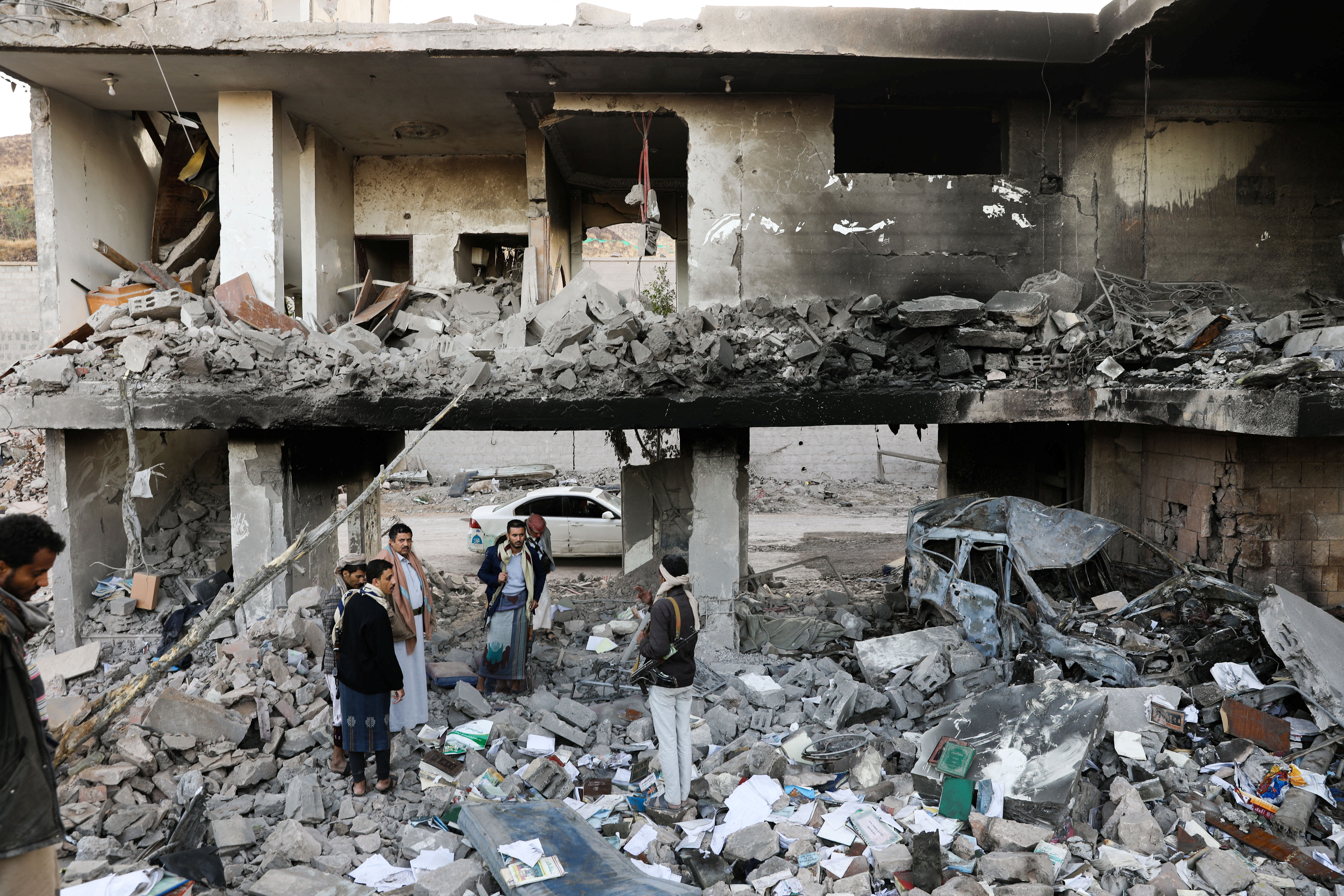 Milicianos houthis tratando de rescatar entre los escombros a posibles sobrevivientes del último bombardeo de la aviación saudita sobre Sanaa, la capital yemení. REUTERS/Khaled Abdullah