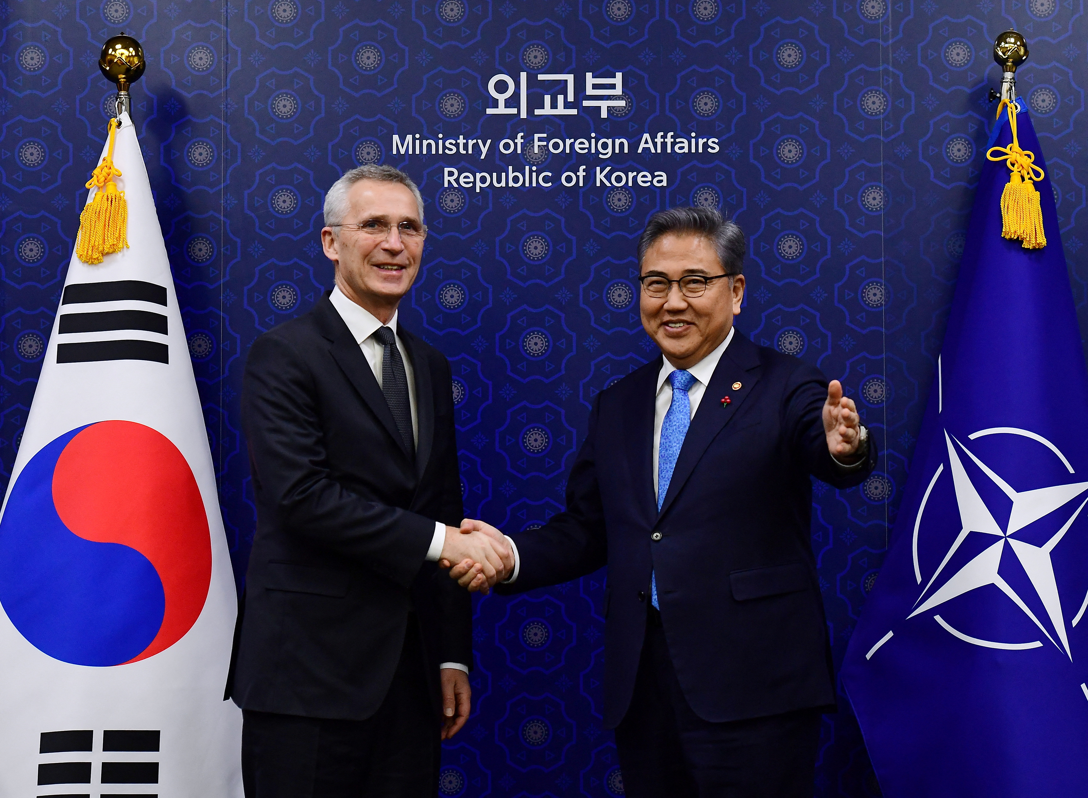 El Secretario General de la OTAN, Jens Stoltenberg, con el Ministro de Asuntos Exteriores de Corea del Sur, Park Jin, durante su reunión en el Ministerio de Asuntos Exteriores en Seúl, Corea del Sur 29 de enero 2023 (Kim Min-Hee/Pool vía Reuters)