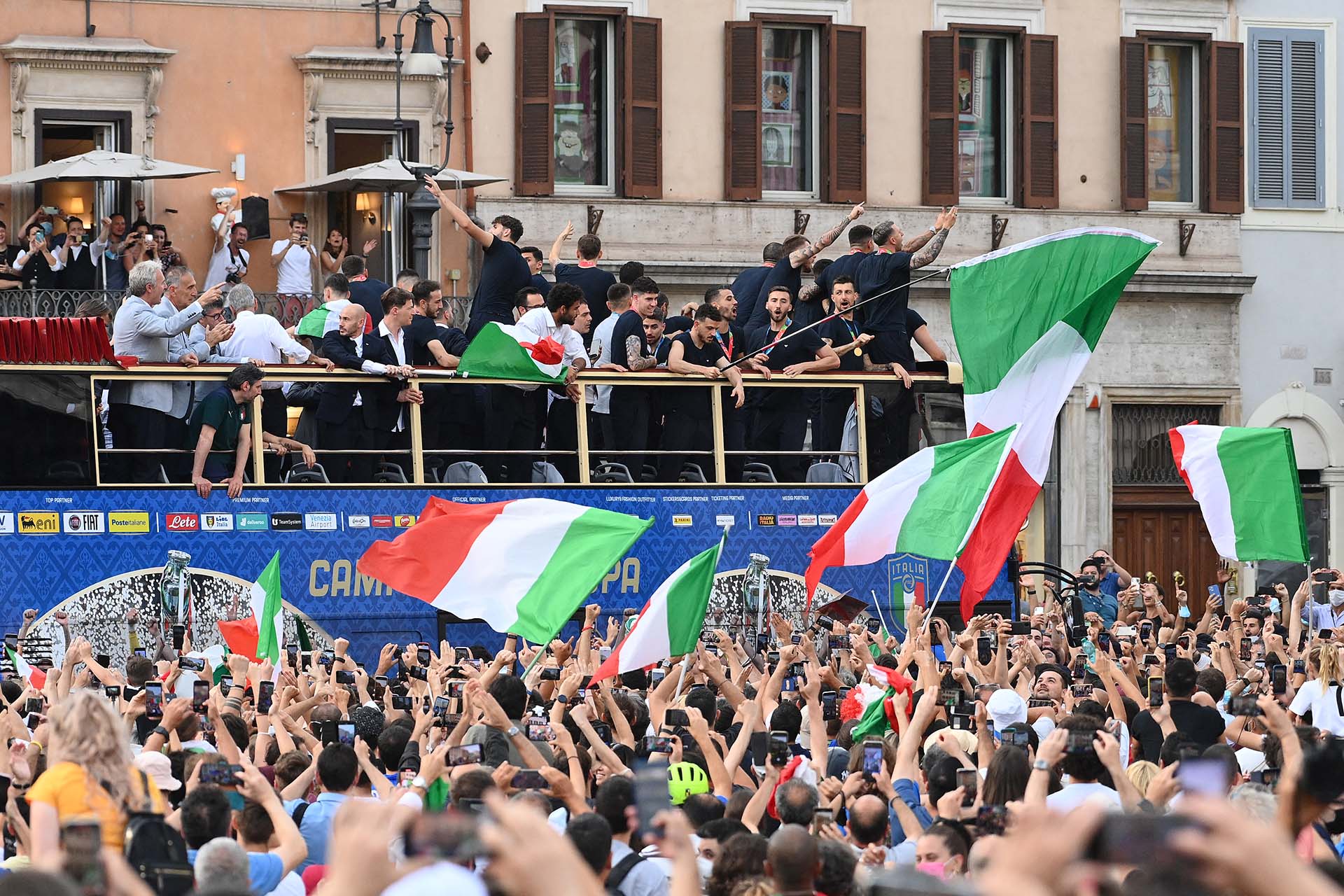 Hubo dudas sobre si celebrarían el tradicional desfile de la victoria debido a las preocupaciones sobre el coronavirus, que arrasó Italia en febrero del año pasado y desde entonces se ha cobrado casi 128.000 vidas