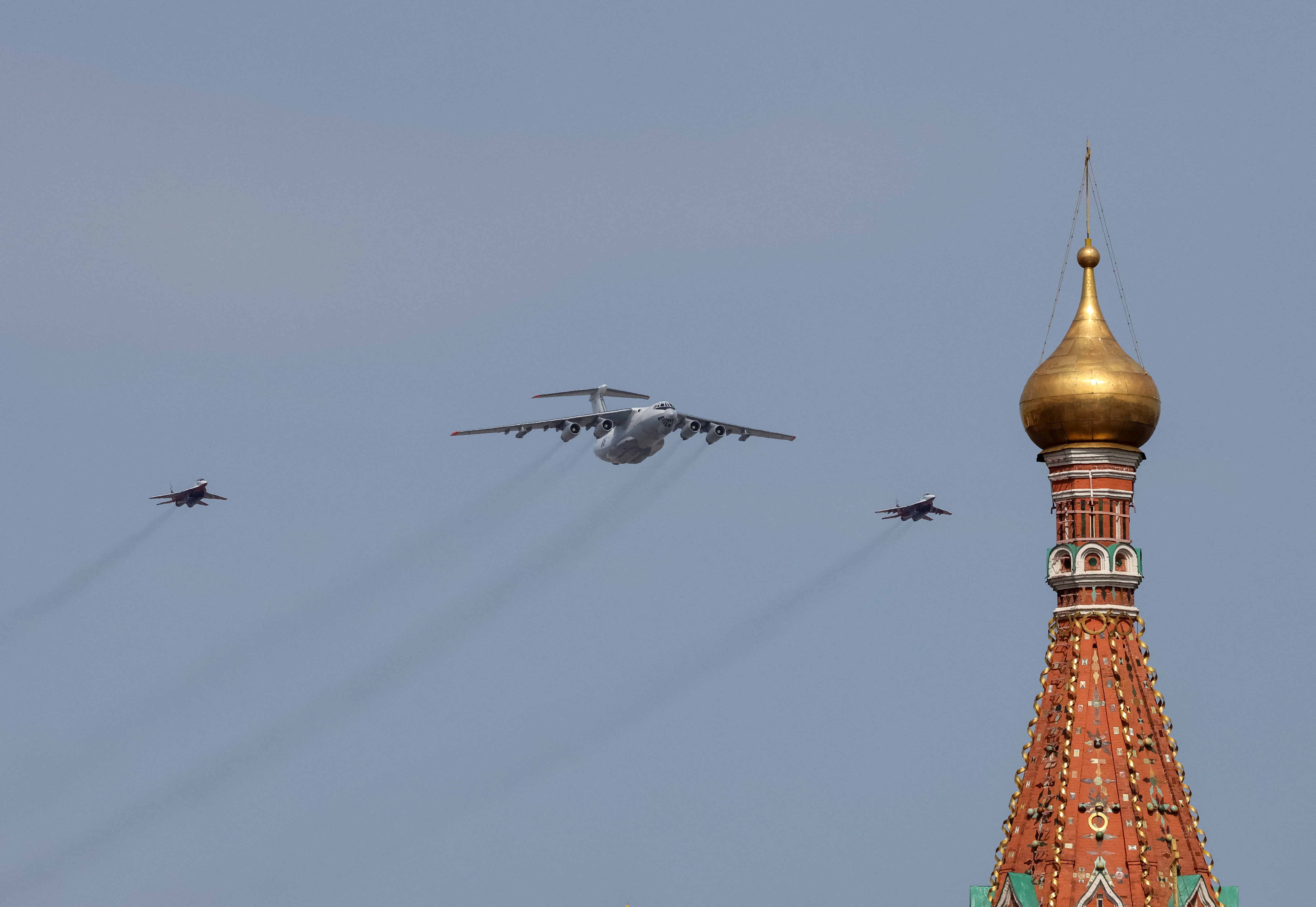 Un avión de transporte militar ruso Il-78 y aviones de combate MiG-29 vuelan en formación durante un ensayo para un pase aéreo, parte de un desfile militar que marca el aniversario de la victoria sobre la Alemania nazi en la Segunda Guerra Mundial, en el centro de Moscú, Rusia, el 7 de mayo de 2022. REUTERS/Shamil Zhumatov