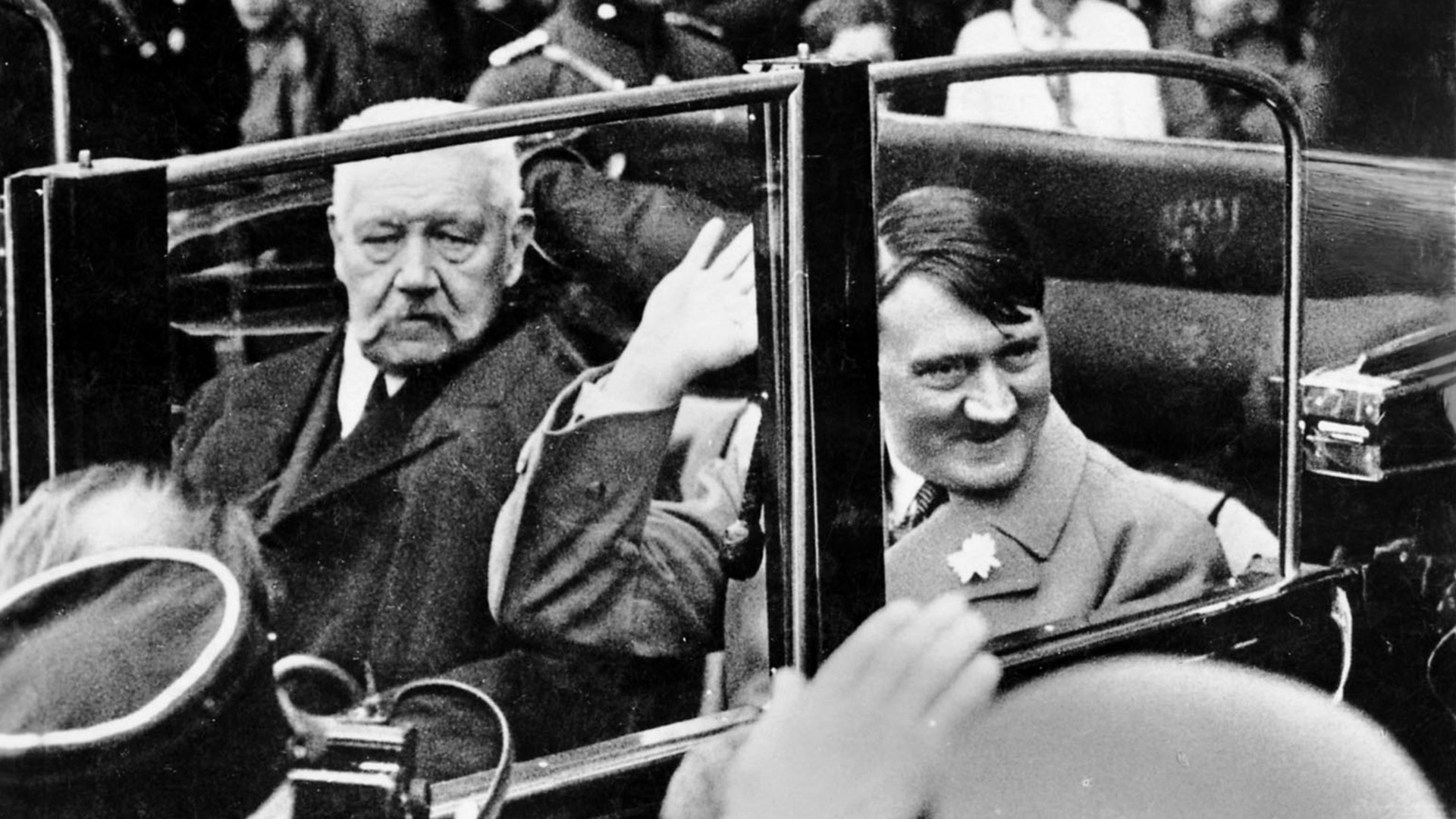 Hindenburg y Hitler en un desfile. El presidente alemán debió aceptar nombrar canciller a su enemigo político pese a que se resistió durante un largo tiempo (Photo by Culture Club/Getty Images) *** Local Caption ***
