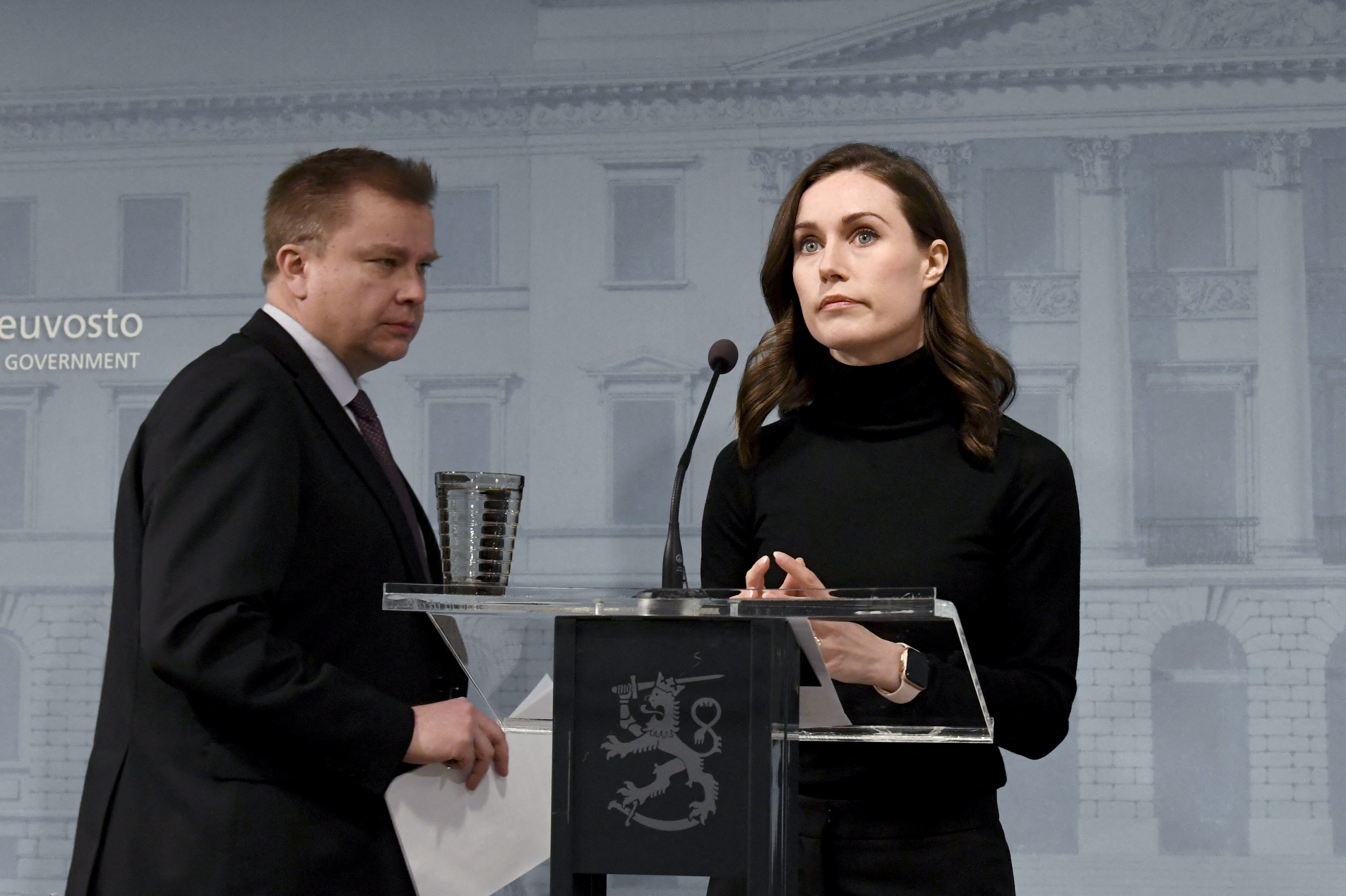 Sanna Marin, primera ministra de Finlandia, y Antti Kaikkonen, ministro de Defensa (Jussi Nukari/REUTERS)
