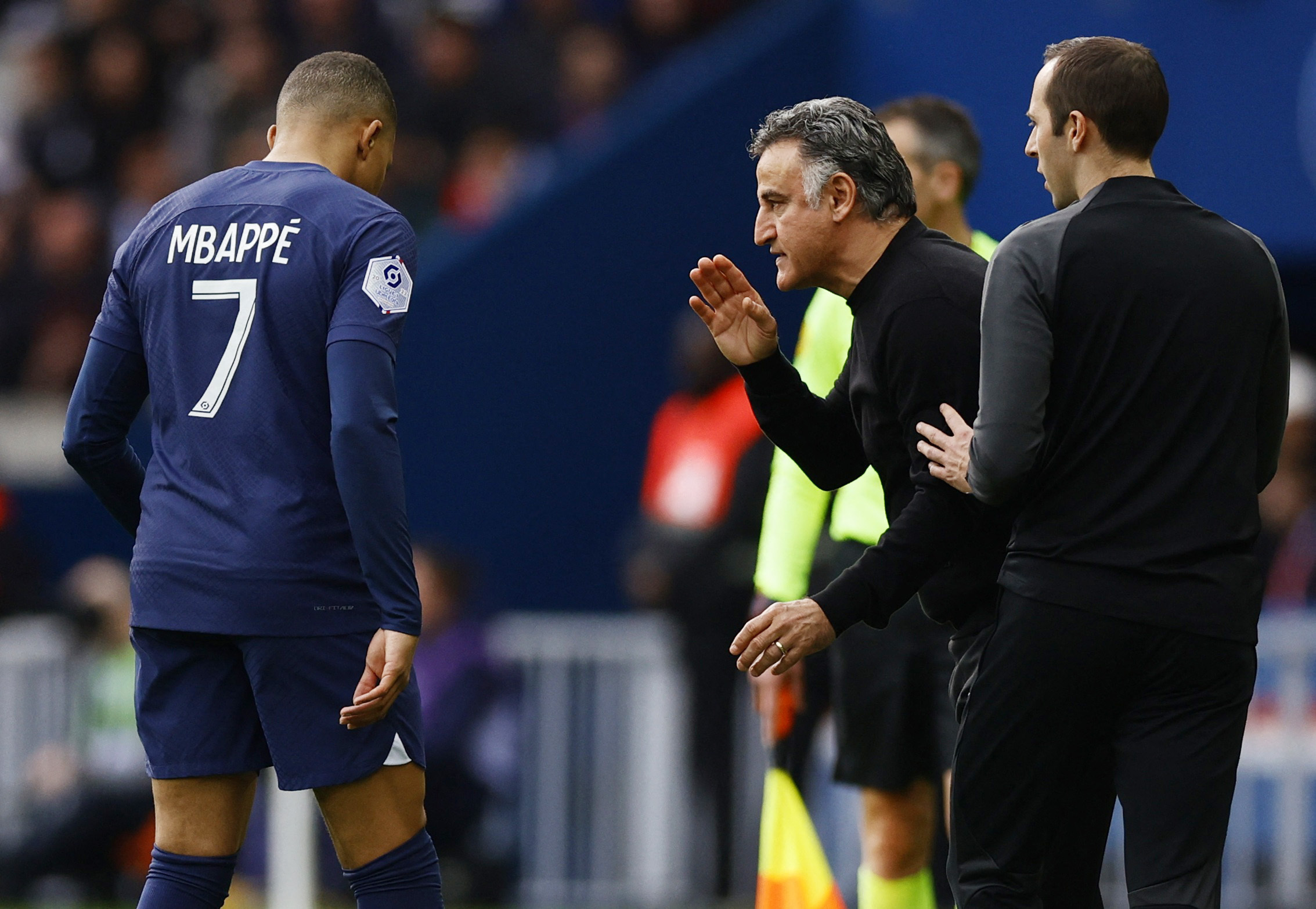 Galtier habla con Mbappé durante el primer tiempo del suelo entre PSG y Lille (REUTERS/Sarah Meyssonnier)