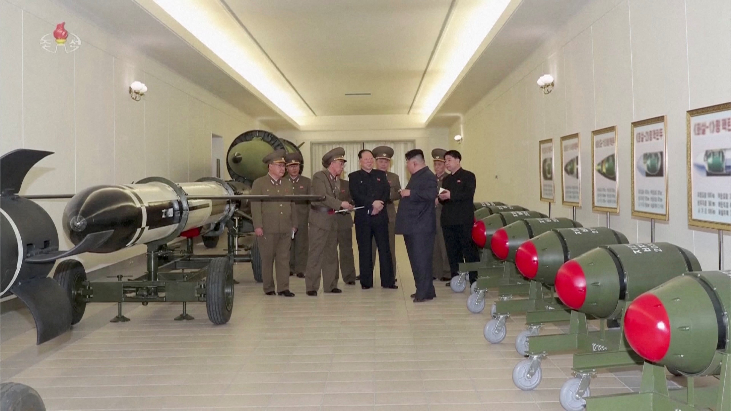 Kim jong-Un rodeado de las mini cabezas nucleares
