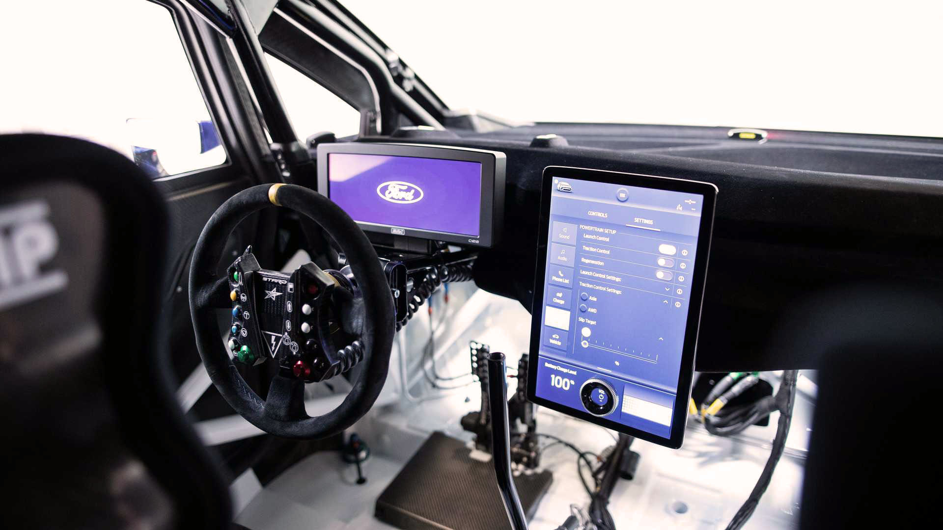 Kompartemen penumpang sama dengan mobil balap, meskipun dengan pengecualian layar yang diperlukan untuk mengatur energi baterainya.