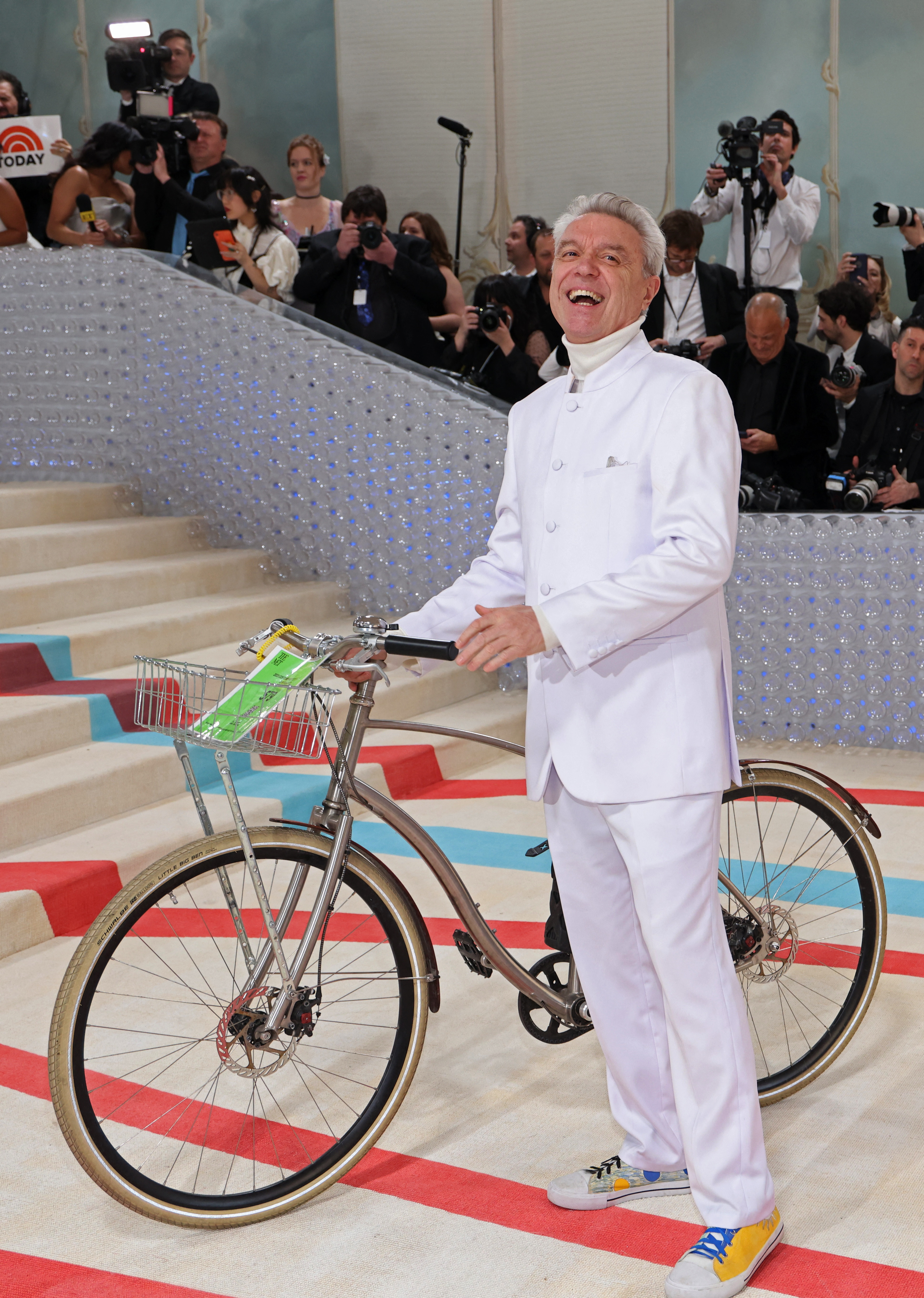 David Byrne dio la nota llevando una bicicleta para acompañar a su look blanco, a tono con los clásicos de Lagerfeld  /REUTERS/Andrew Kelly