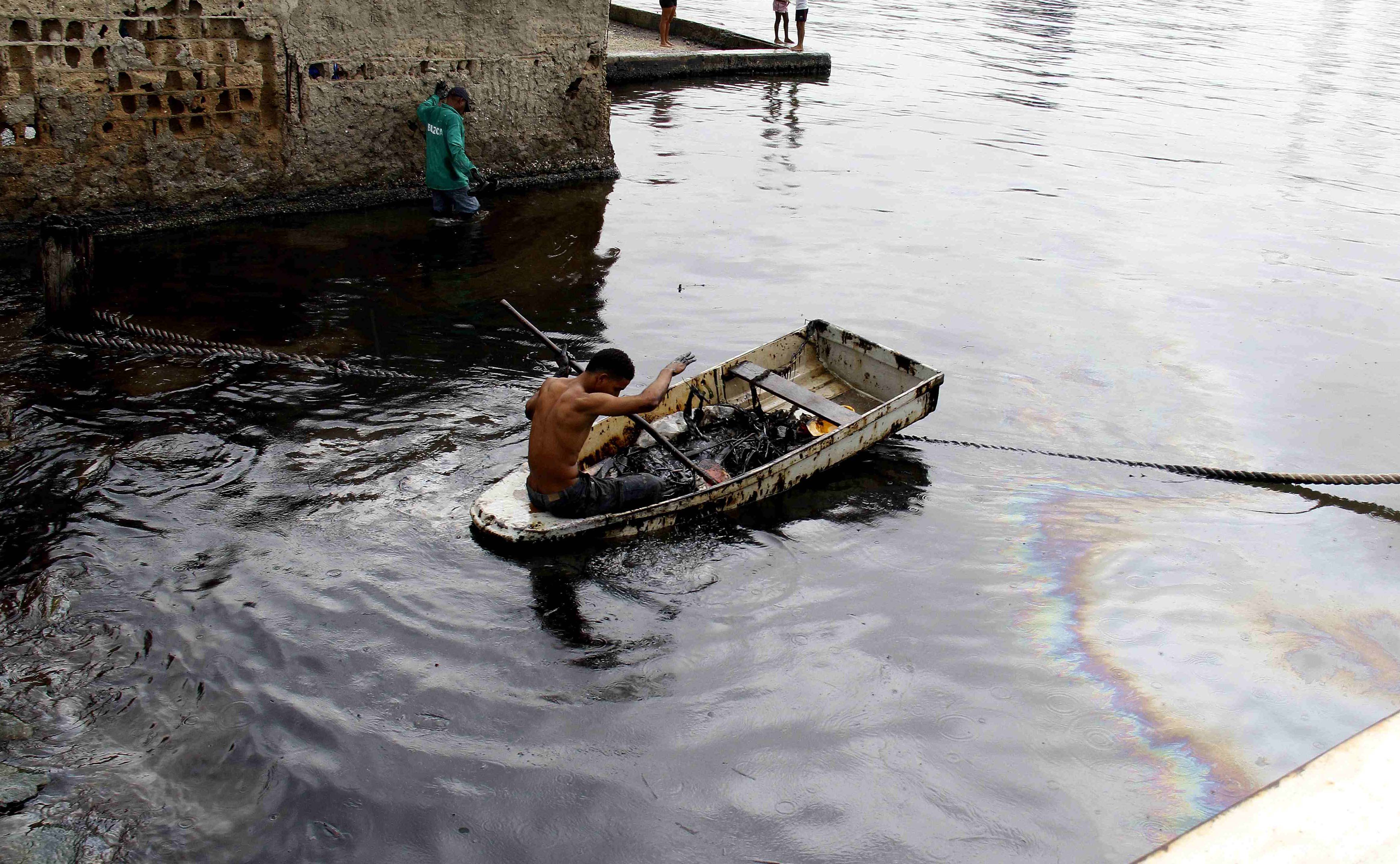 18 de febrero, 2014.
Una mancha negra se deja ver en el mar de la bahía de Cartagena. El entonces ministro encargado de Ambiente y Desarrollo Sostenible, Luis Alfonso Escobar, confirmó que la sombra en el mar era polvillo de carbón. (COLPRENSA  EL UNIVERSAL)