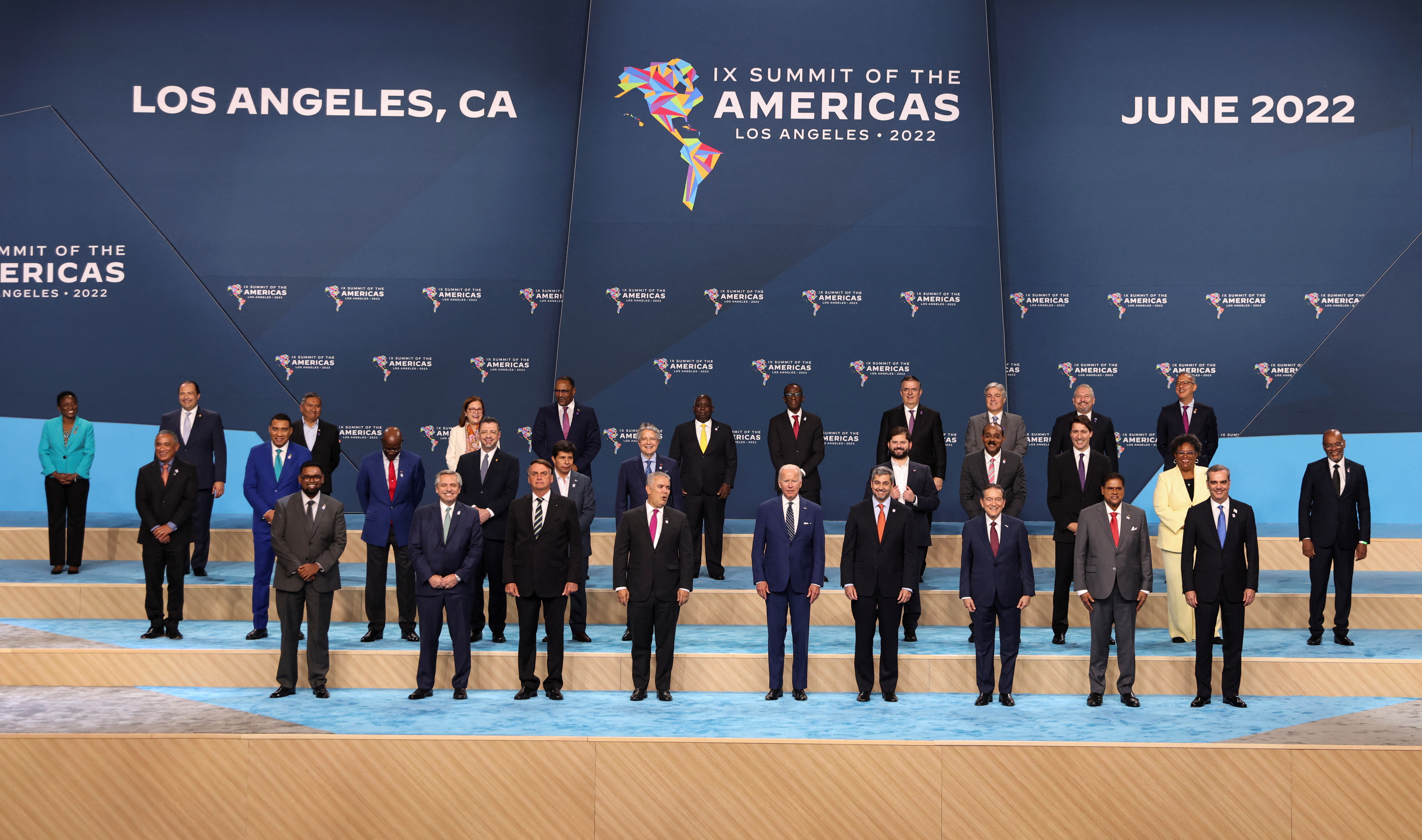 Los jefes de delegación posan para una foto de familia durante la Novena Cumbre de las Américas en Los Ángeles, California, este 10 de junio de 2022 (REUTERS/Mike Blake)