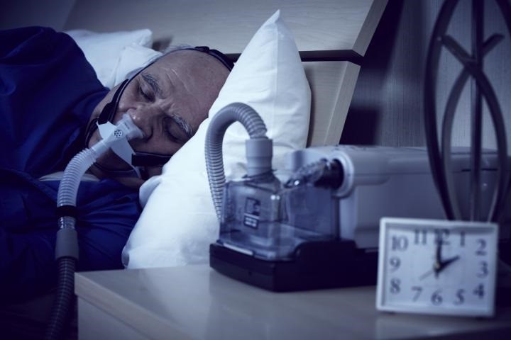 El dispositivo conocido como CPAP es utilizado en el tratamiento de la apnea de sueño para permitir el descanso a quienes la padecen (Europa Press) 
