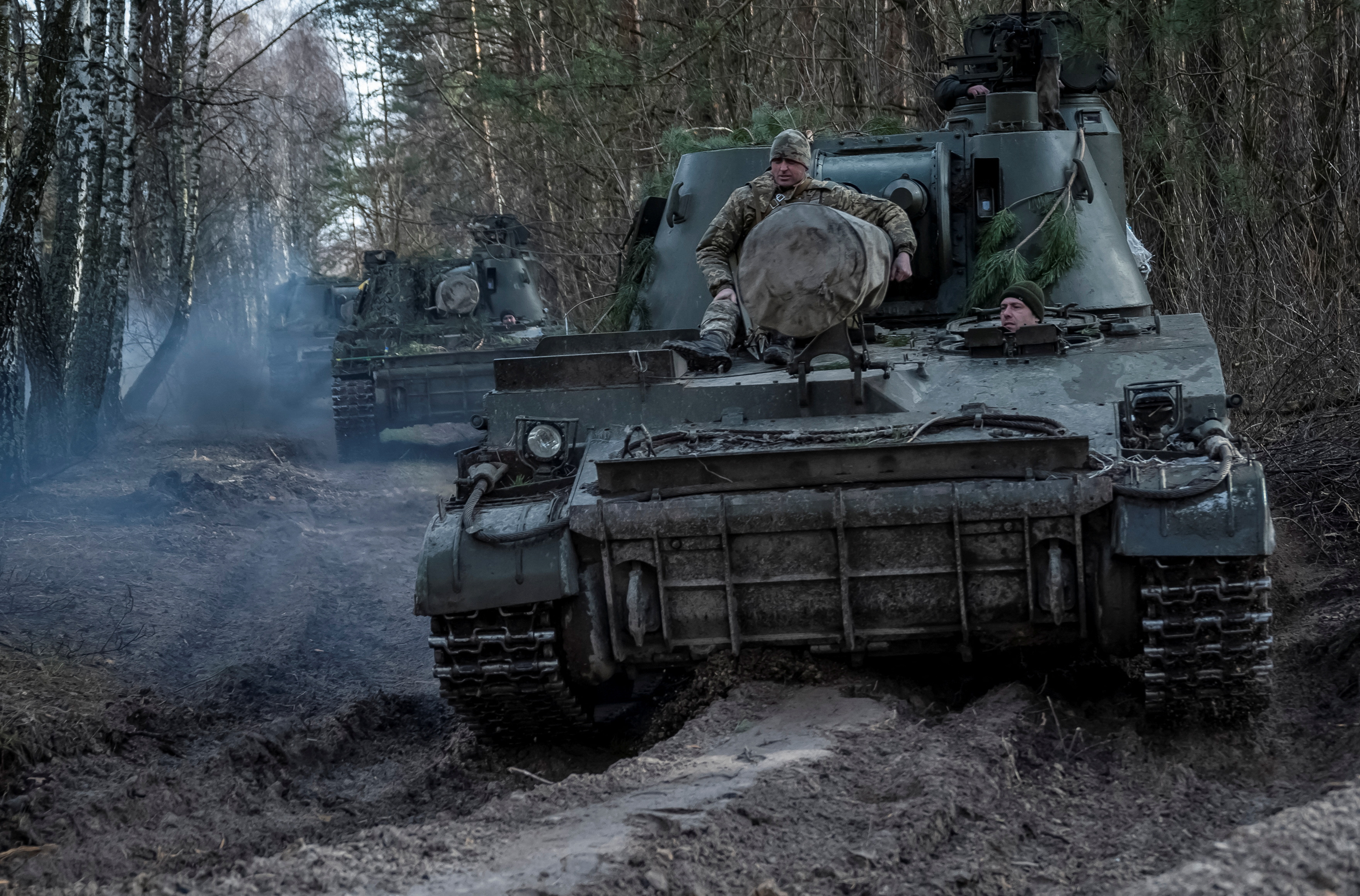 Soldados ucranianos en un tanque (REUTERS/Viacheslav Ratynskyi)
