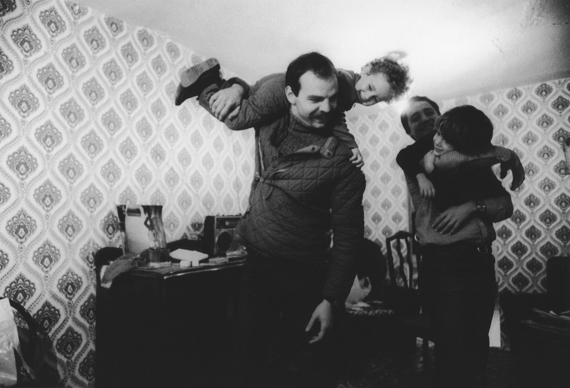 Martín Caparrós, Vera Lennie -nacida en la ESMA, donde su madre permanecía secuestrada por el Estado-, Horacio Corral y Julián Natucci en Valsaín, España, en 1979, fotografiados por Dani Yako.