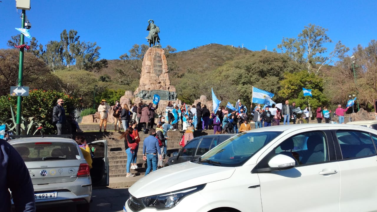 Protesta en el Monumento a Güemes, en la ciudad de Salta.