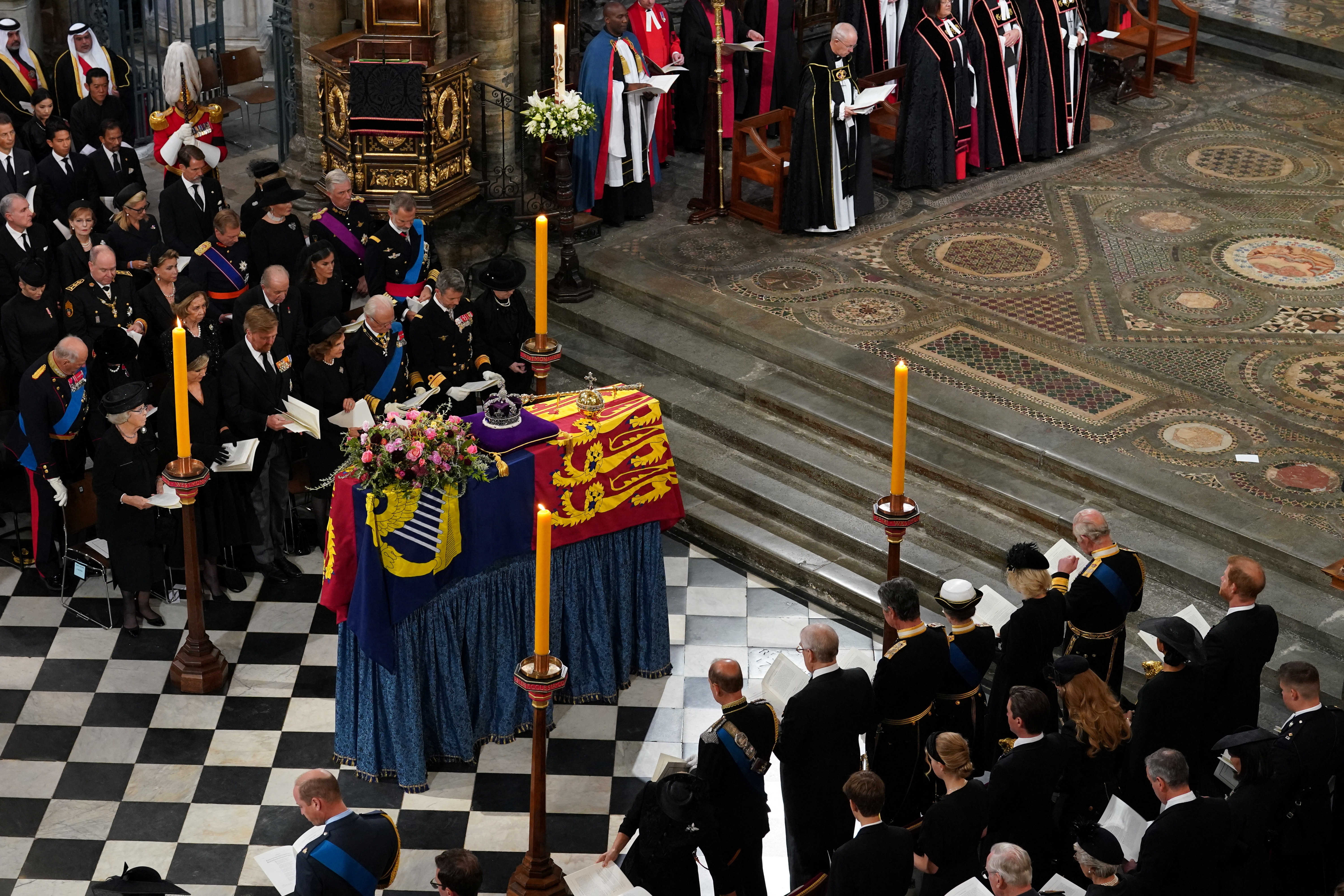 El ataúd se coloca cerca del altar en el funeral de estado de la reina Isabel II. 