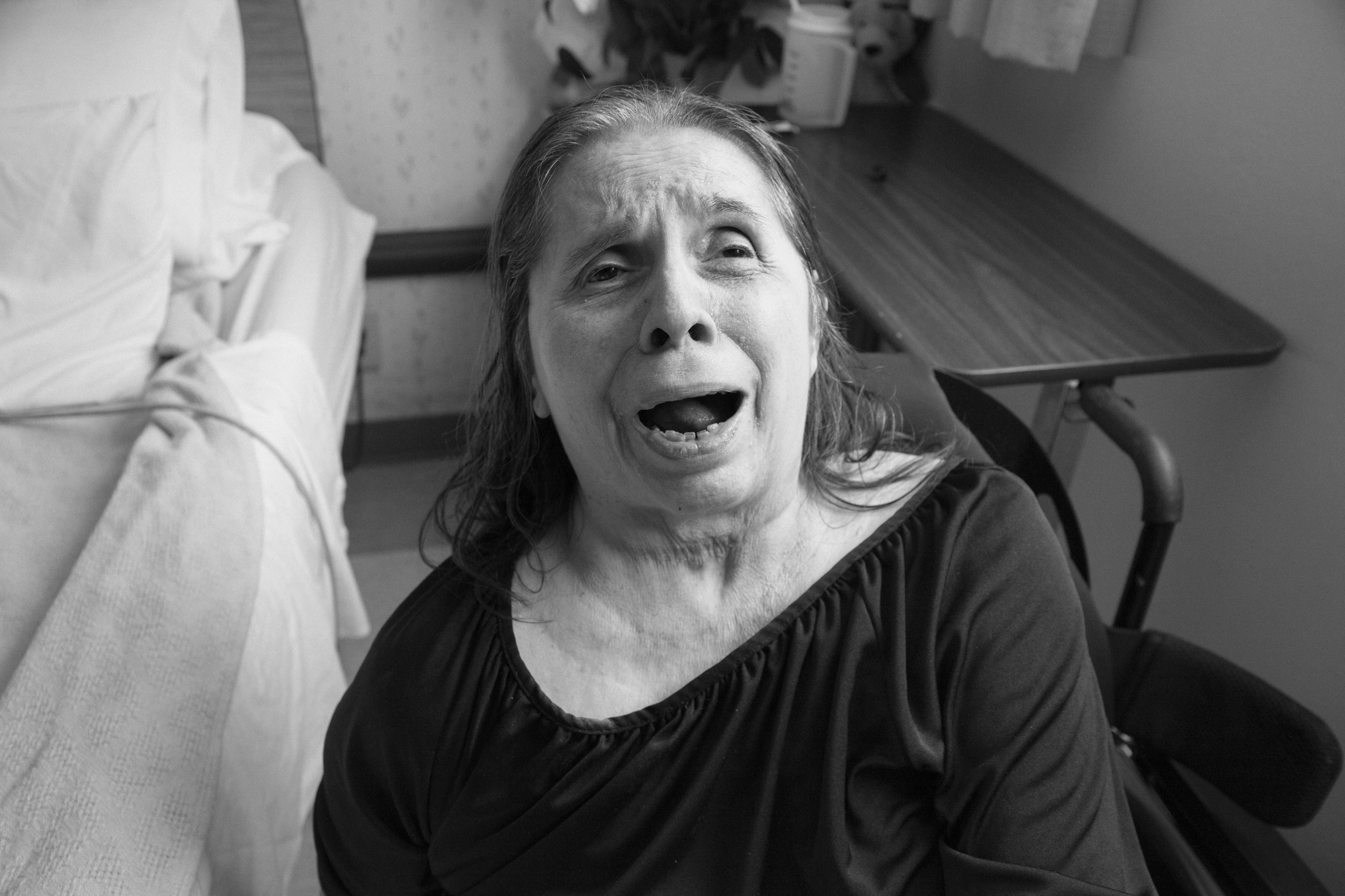 Rachel ha pasado 40 de sus 82 años internada debido a la discapacidad que le produjo la violencia doméstica. (Hannah Kozak / He Threw The Last Punch Too Hard / FotoEvidence)