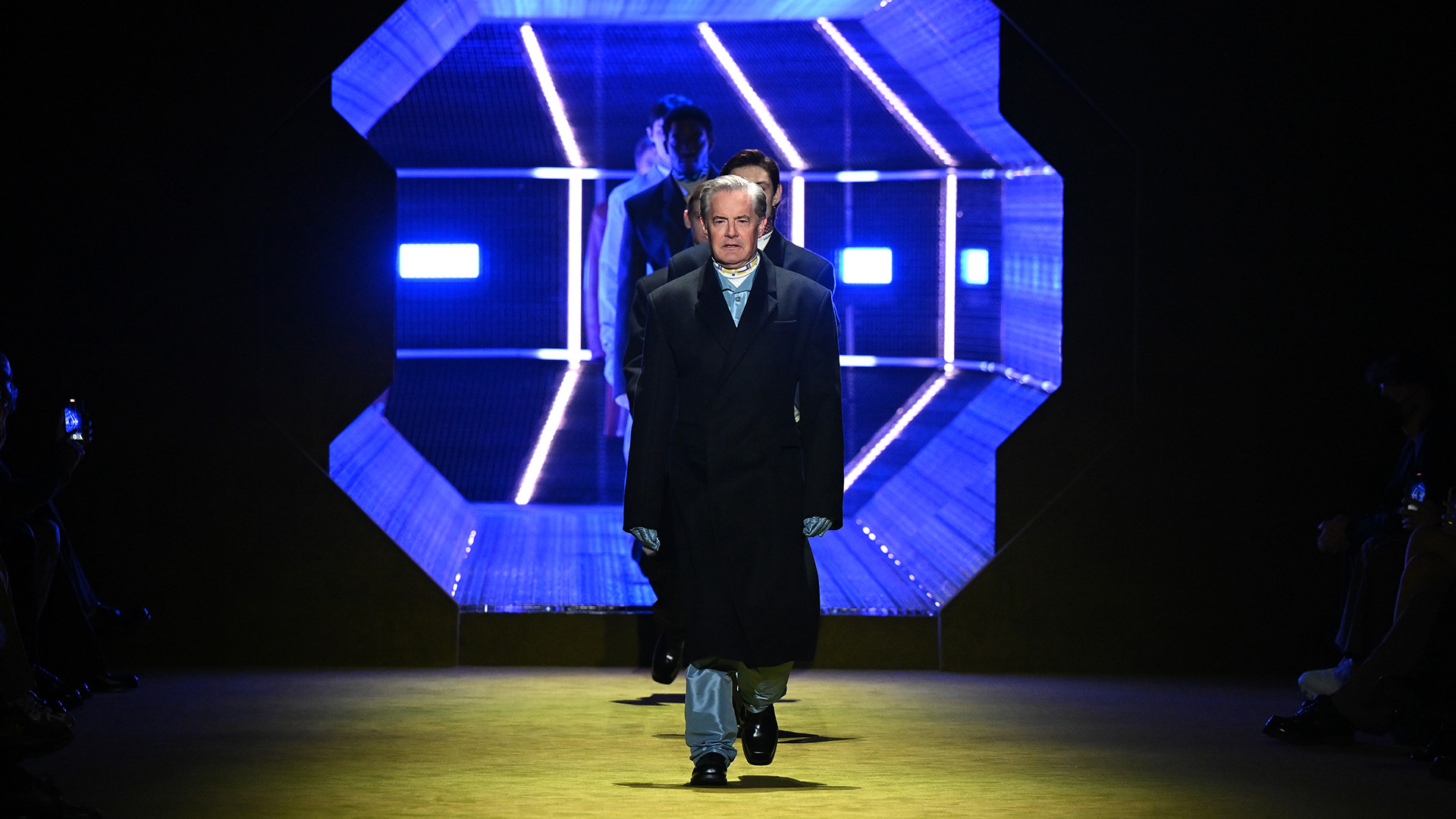 MKyle MacLachlan camina por la pasarela en el desfile de Prada durante la Semana de la Moda Masculina de Milán Otoño/Invierno 2022/2023 (Getty)