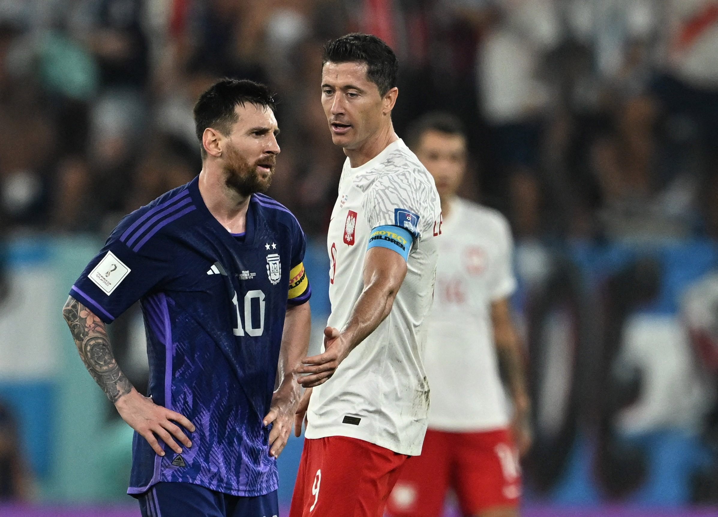 Robert Lewandowski e Lionel Messi si salutano dopo la partita (REUTERS/Dylan Martinez)