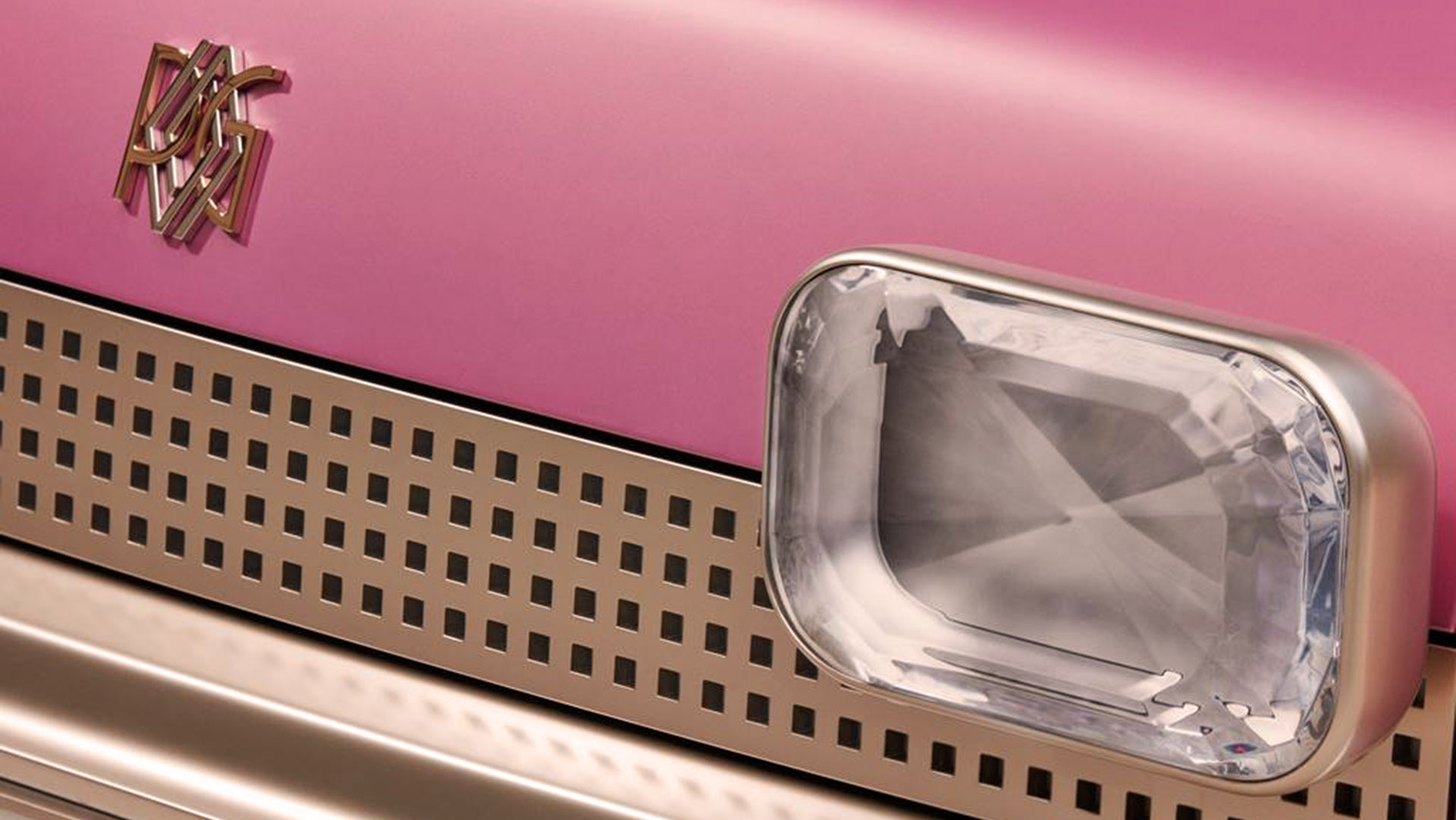 Los faros delanteros sobresalen de la carrocería intentando representar dos piedras preciosas