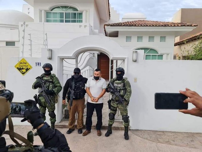 "Don Carlos" del CJNG fue asegurado con drogas y armas largas en Puerto Vallarta (Foto: Sedena)
