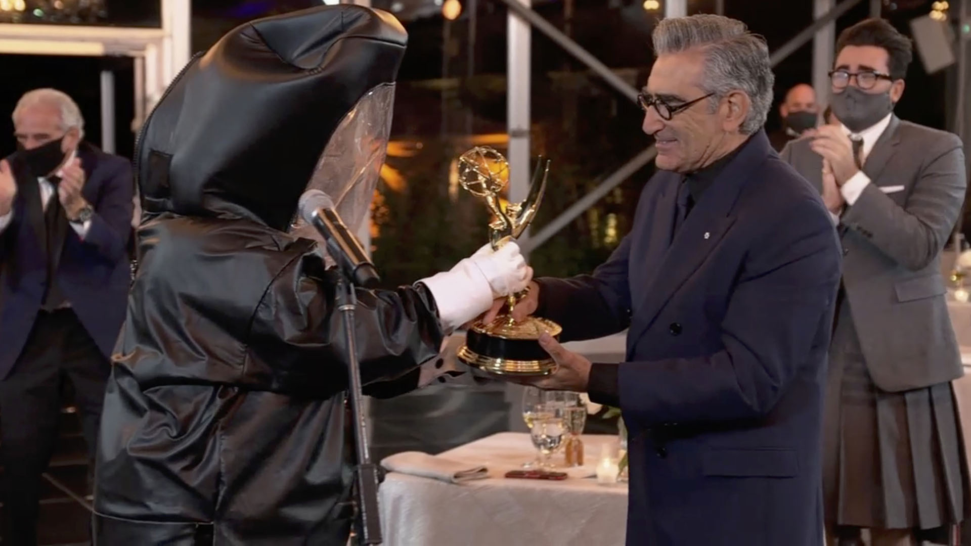 Eugene Levy, de "Schitt's Creek", recibe su premio Emmy con todos los recaudos para evitar la propagación del coronavirus (Foto: Image Group LA / American Broadcasting Companies, Inc./ ABC/ AFP)