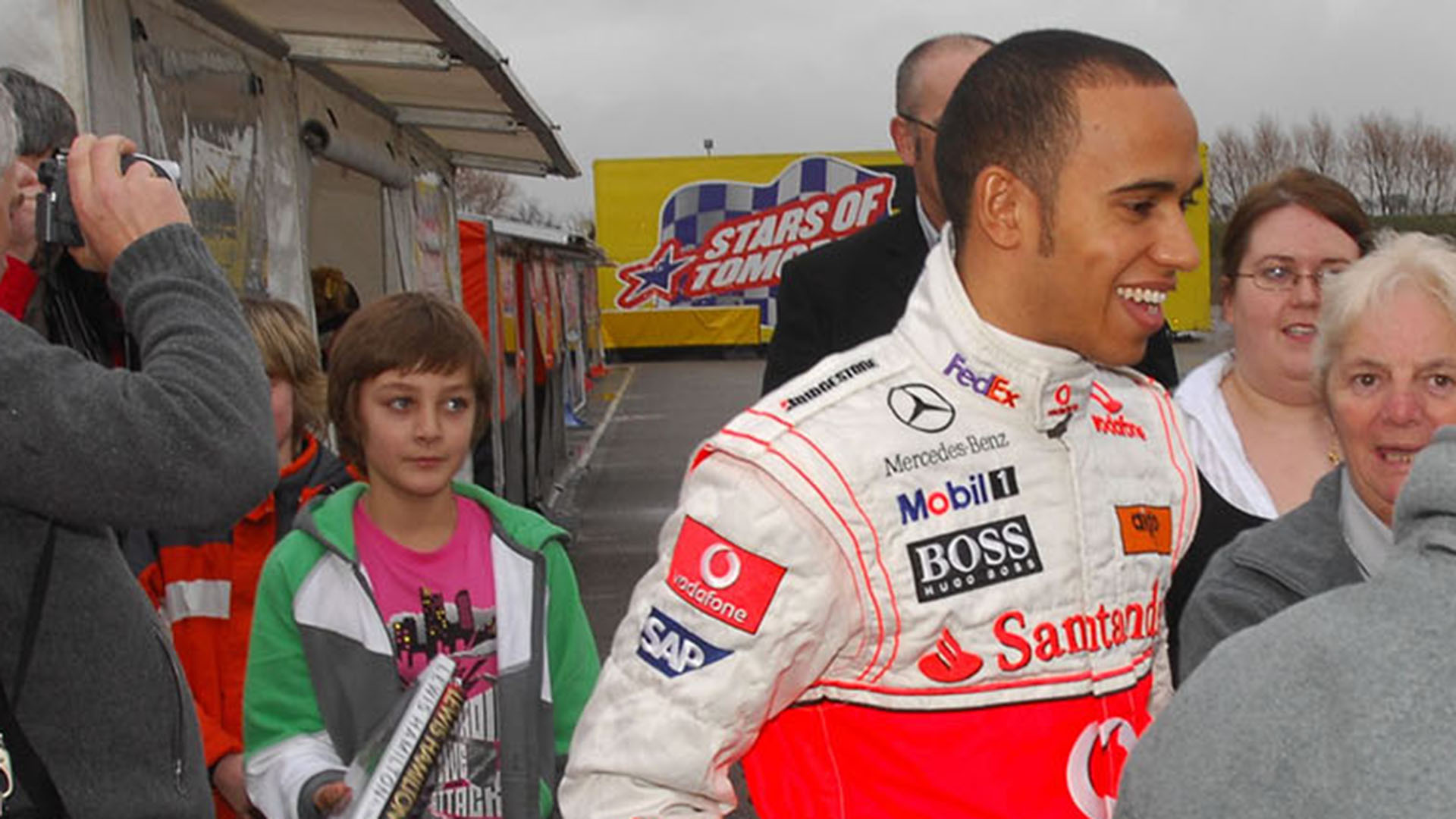 El 18 de febrero de 2009, el día que George Russell conoció y le pidió el autógrafo a Lewis Hamilton (The Grosby Group)