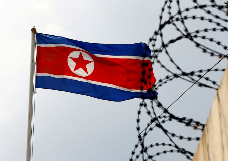 Una bandera de Corea del Norte ondea. REUTERS/Edgar Su