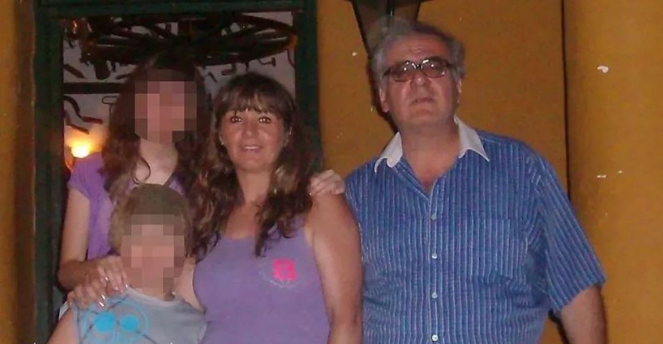 El ginécologo Domingo Burela junto a su esposa y sus hijos en una foto familiar