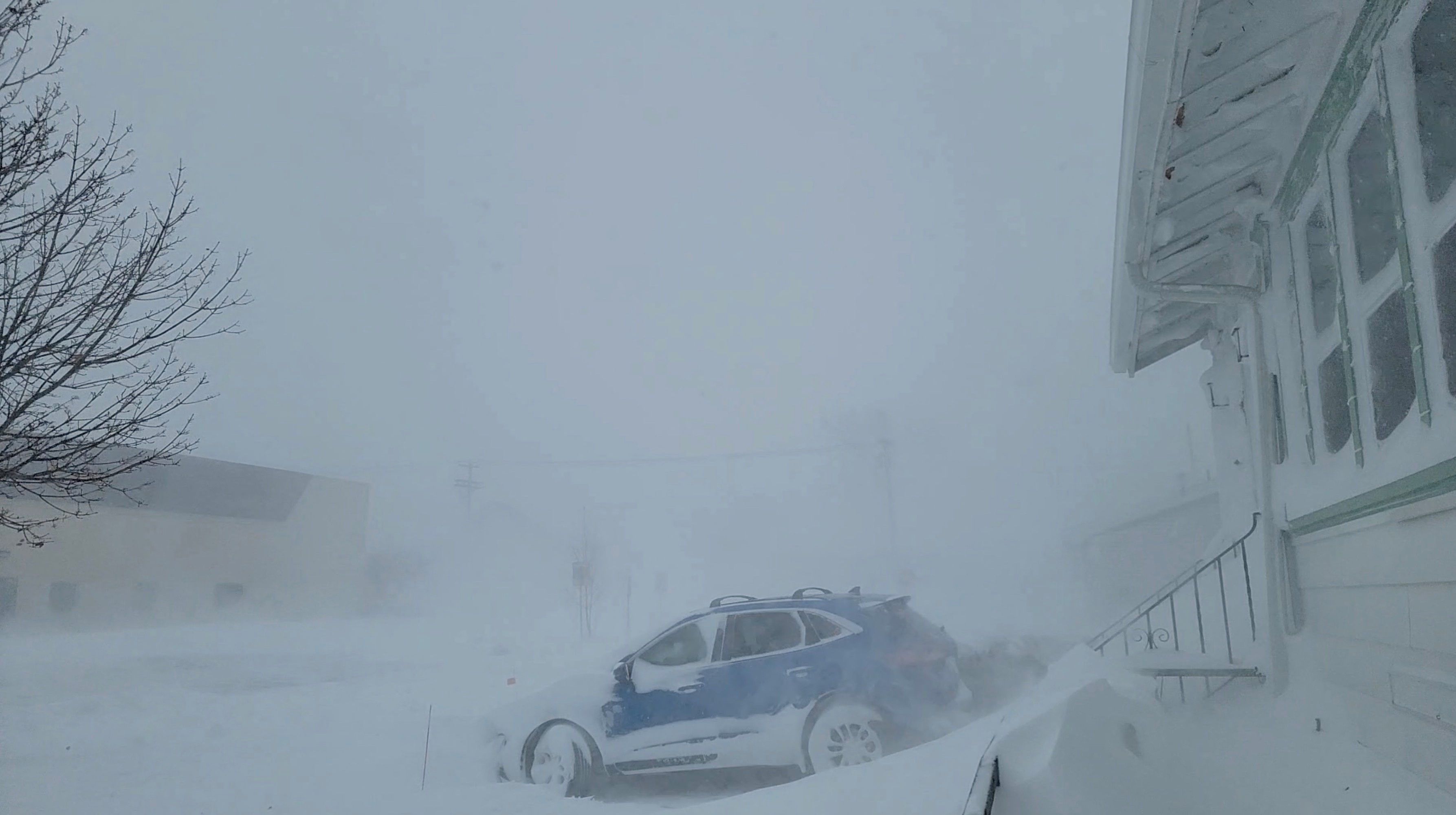 Una vista general de un automóvil y edificios durante una tormenta de nieve en Tonawanda, Buffalo en esta captura de pantalla obtenida de un video de las redes sociales. 