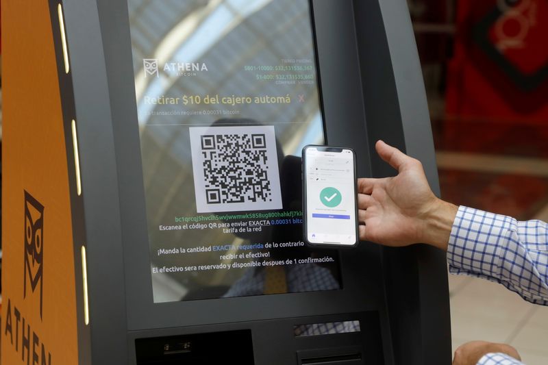 2021 年 6 月 24 日在萨尔瓦多圣萨尔瓦多展示比特币 ATM。  （路透社/何塞·卡贝萨斯）