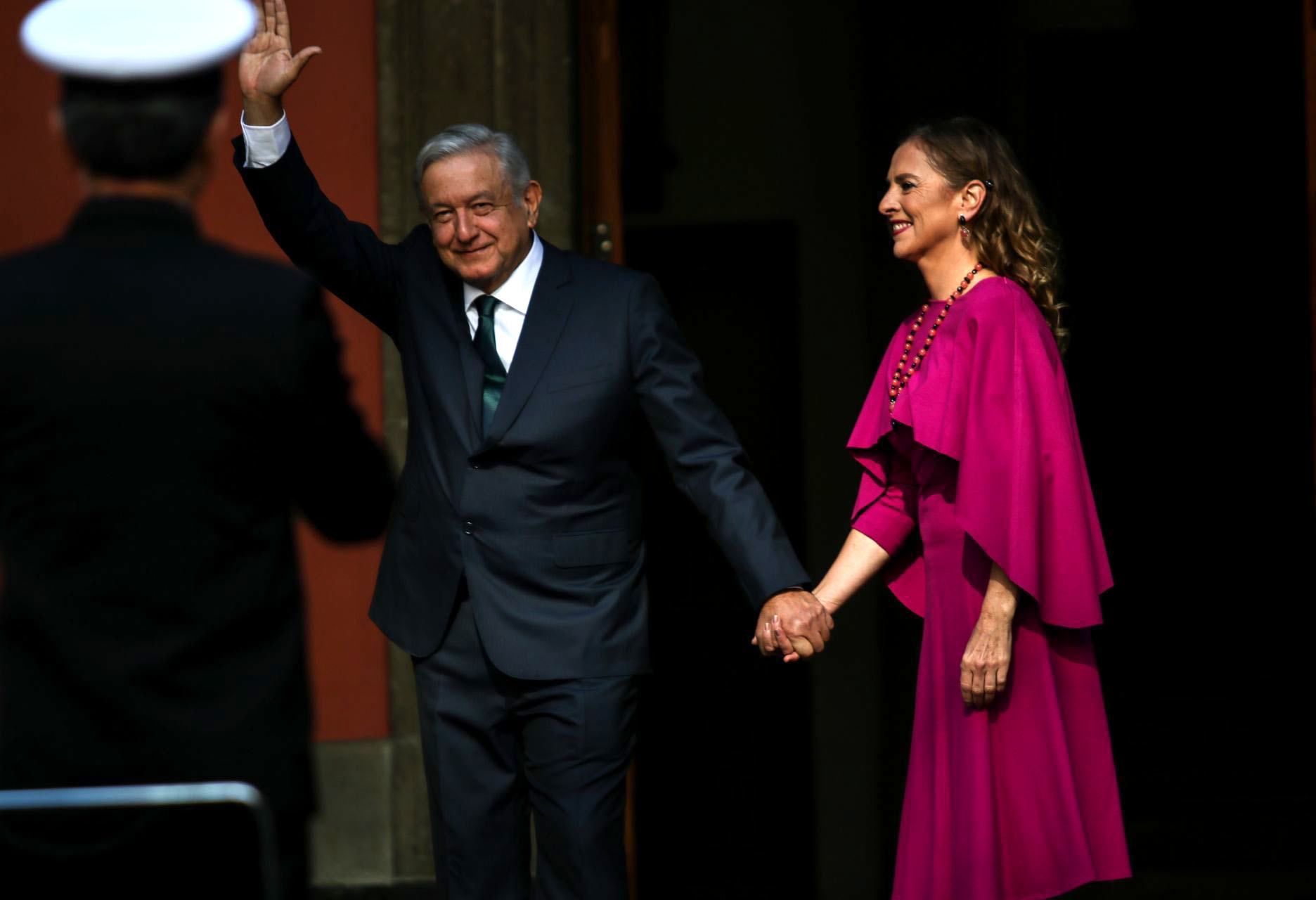 Andrés Manuel López Obrador, presidente de México, acompañado de su esposa Beatriz Gutiérrez Müller durante su segundo informe de gobierno en el Patio de Honor de Palacio Nacional. (FOTO: GALO CAÑAS /CUARTOSCURO)